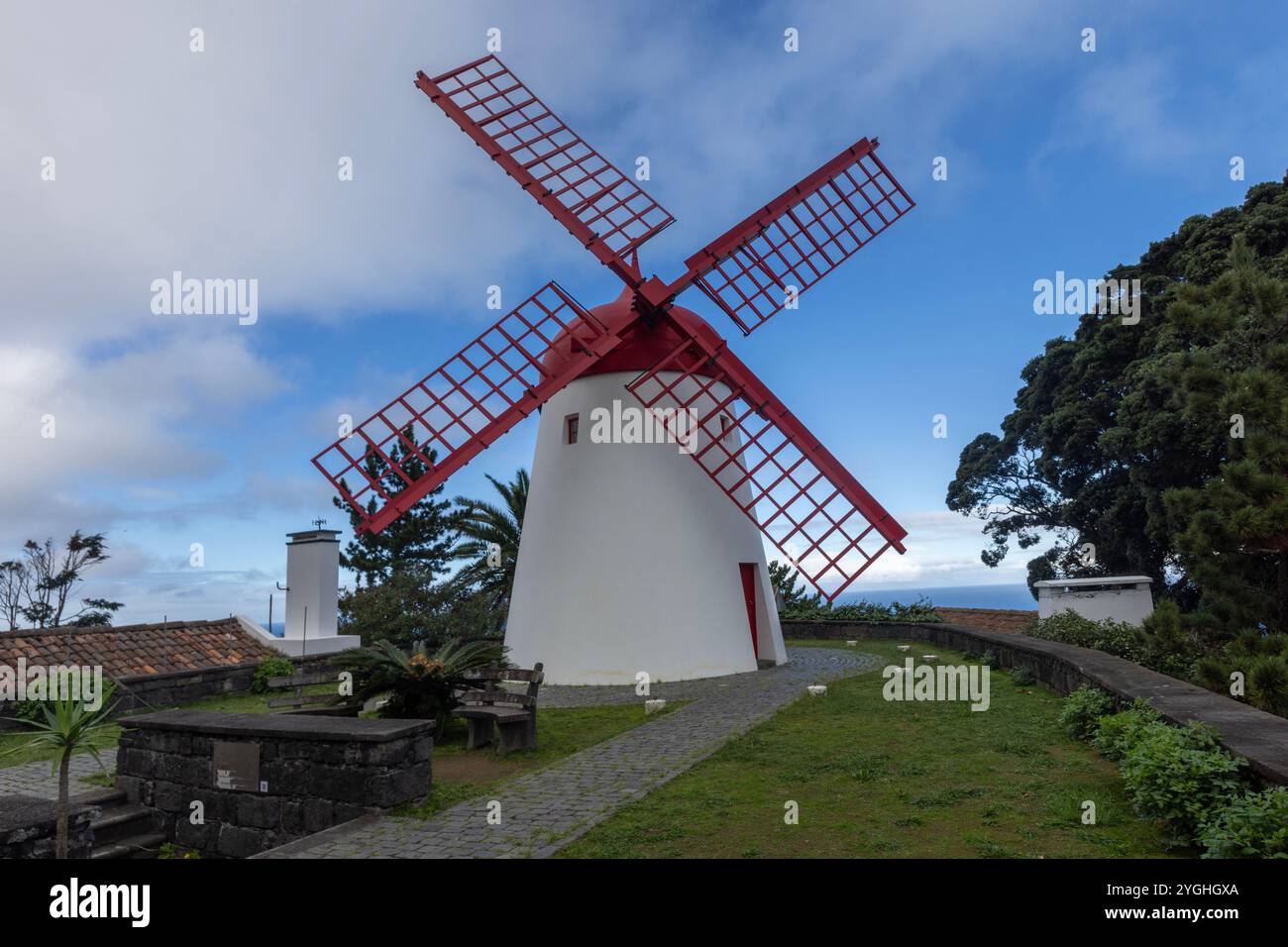 Le moulin de Pico Vermelho est l’un des rares moulins de ce genre qui se trouve encore sur l’île de São Miguel. Banque D'Images