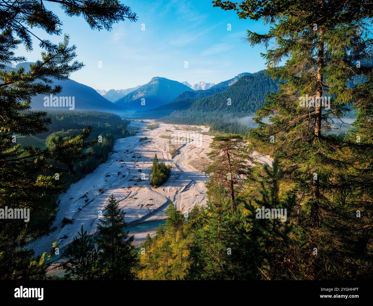 Fin de matinée d'été sur l'Isar entre Wallgau et Sylvensteinsee Banque D'Images