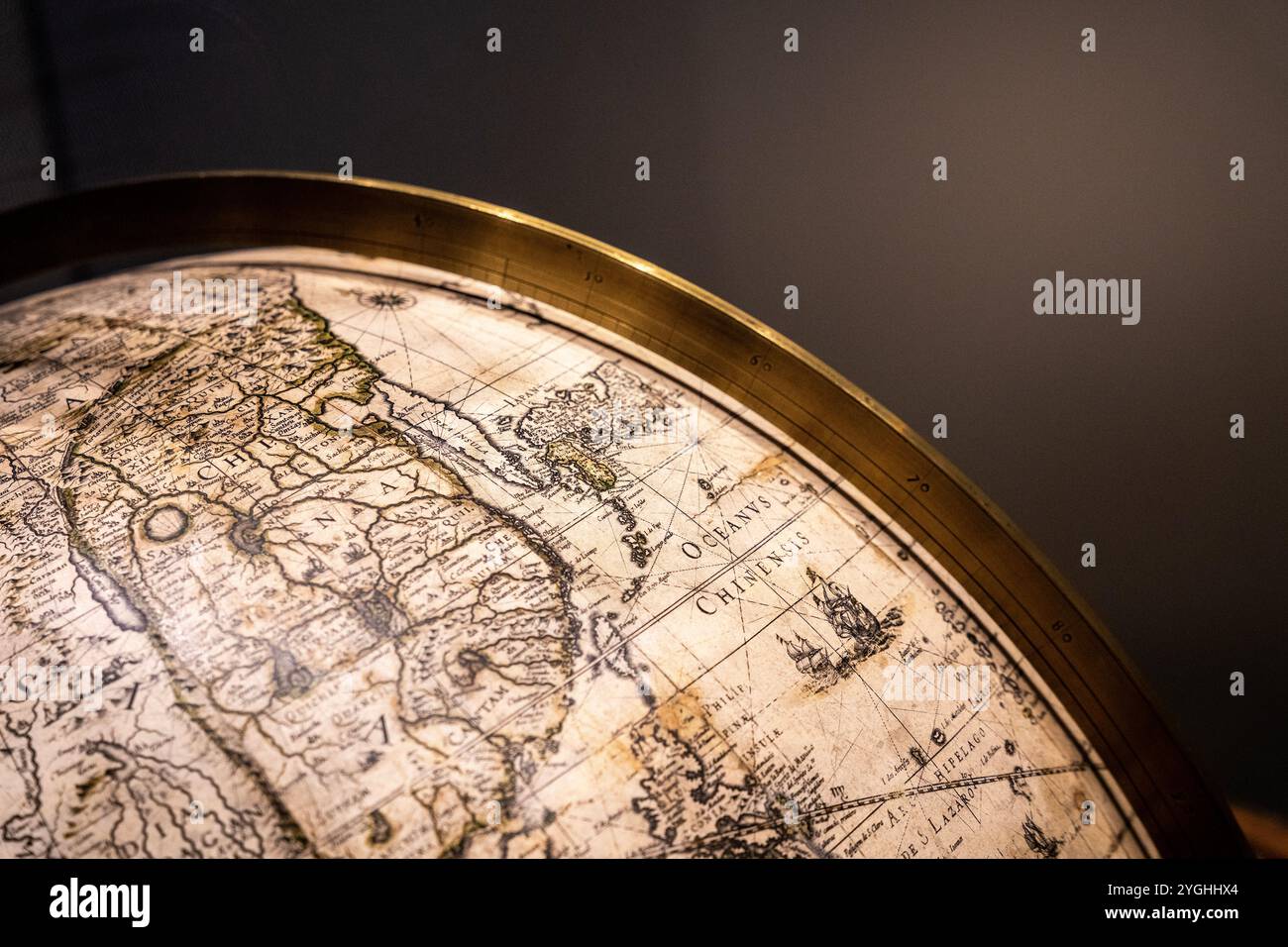 Détail d'un vieux globe dans la bibliothèque du monastère de Strahov, une abbaye prémonstratenne à Prague, en Tchéquie Banque D'Images