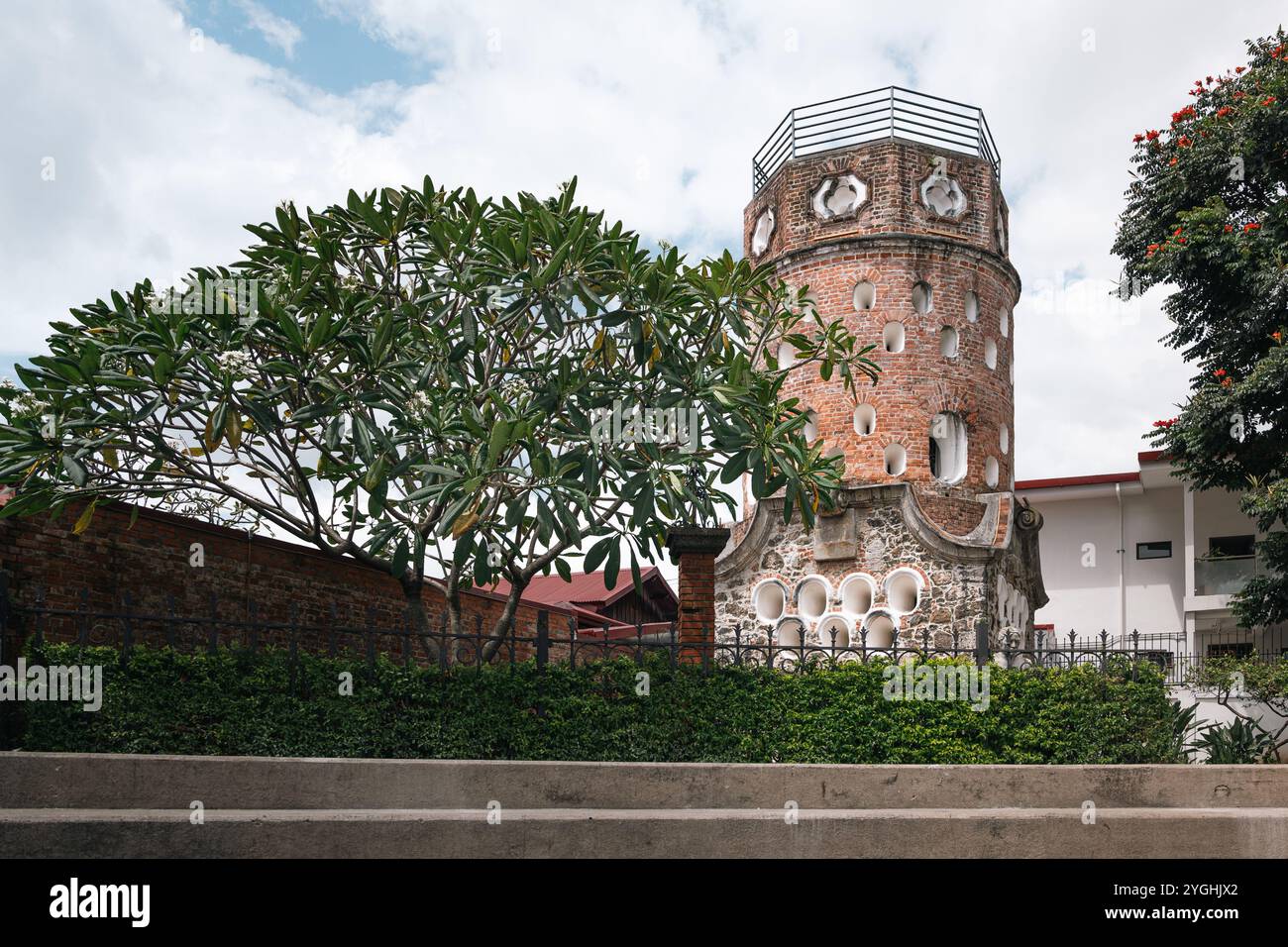 El Fortín de Heredia, une tour de briques emblématique dans le centre de Heredia, Costa Rica. Un site du patrimoine culturel, symbole de la ville. Banque D'Images