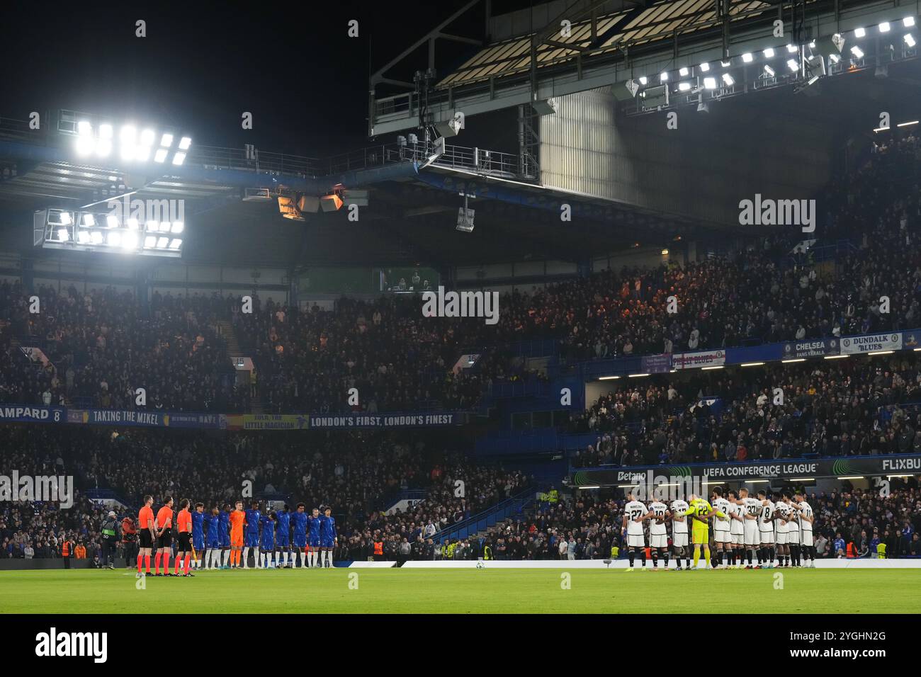 Les joueurs des deux équipes se tiennent debout pendant une minute de silence à la mémoire des victimes des inondations de Valence avant le match de l'UEFA Europa Conference League à Stamford Bridge, Londres. Date de la photo : jeudi 7 novembre 2024. Banque D'Images