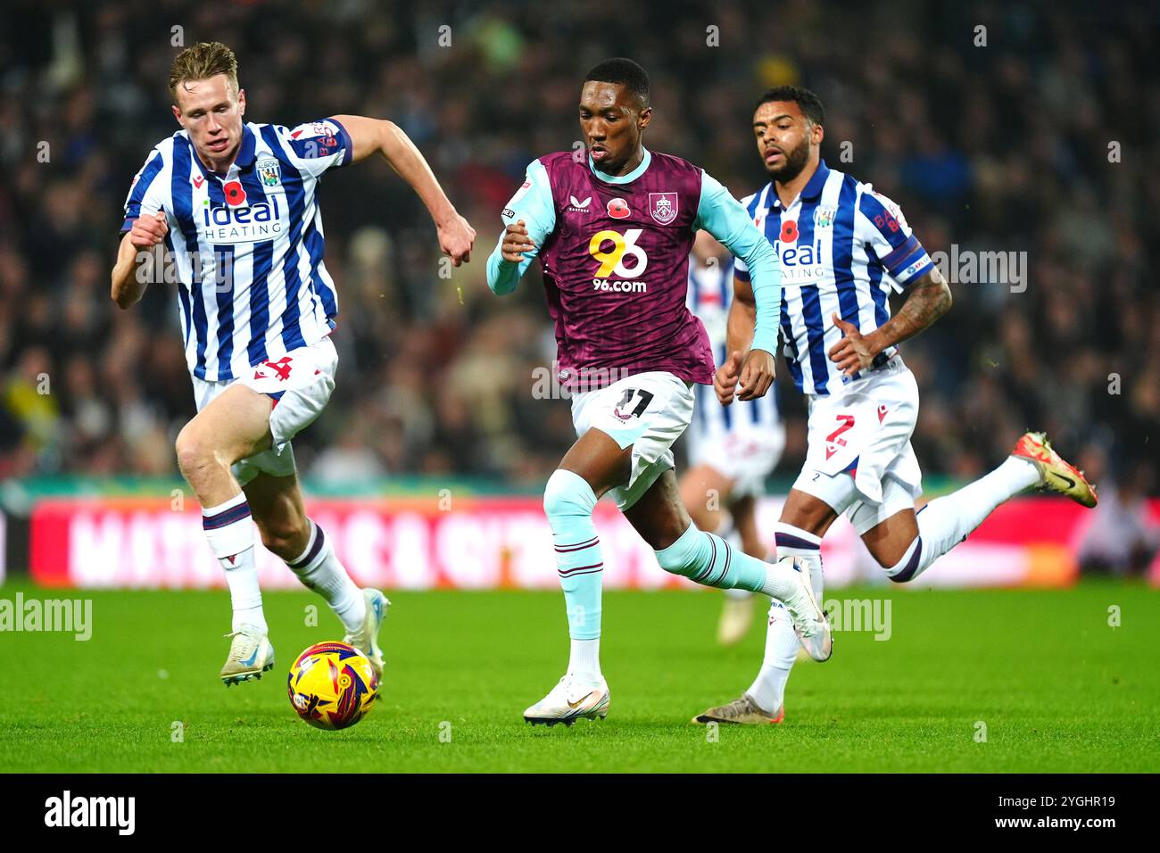 Jaidon Anthony de Burnley (au centre) se bat pour le ballon avec Torbjorn Heggem (à gauche) et Darnell Furlong lors du Sky Bet Championship match aux Hawthorns, West Bromwich. Date de la photo : jeudi 7 novembre 2024. Banque D'Images