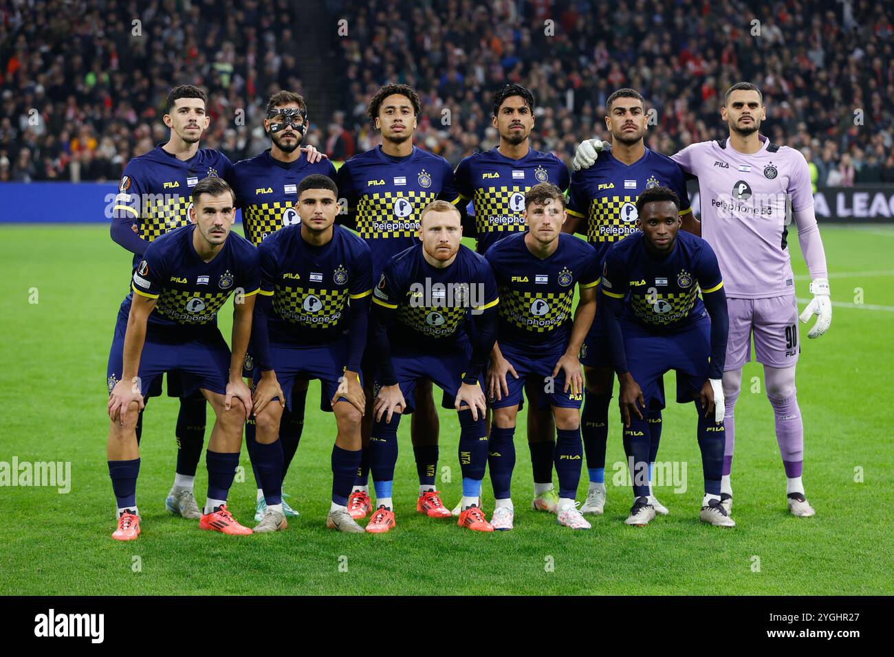 AMSTERDAM, 07-11-2024, JohanCruyff Arena, saison 2024/2025, UEFA Europa League match entre Ajax et Maccabi tel Aviv FC, Teamphoto Maccabi tel Aviv, Maccabi tel Aviv gardien Roi Mishpati, Maccabi tel Aviv joueur Tyrese Asante, Maccabi tel Aviv joueur Dor Turgeman, Maccabi tel Aviv joueur Sagiv Jehezkel, Maccabi joueur de Maccabi tel Aviv Ido Shahar, joueur de Maccabi tel Aviv Dor Peretz Banque D'Images