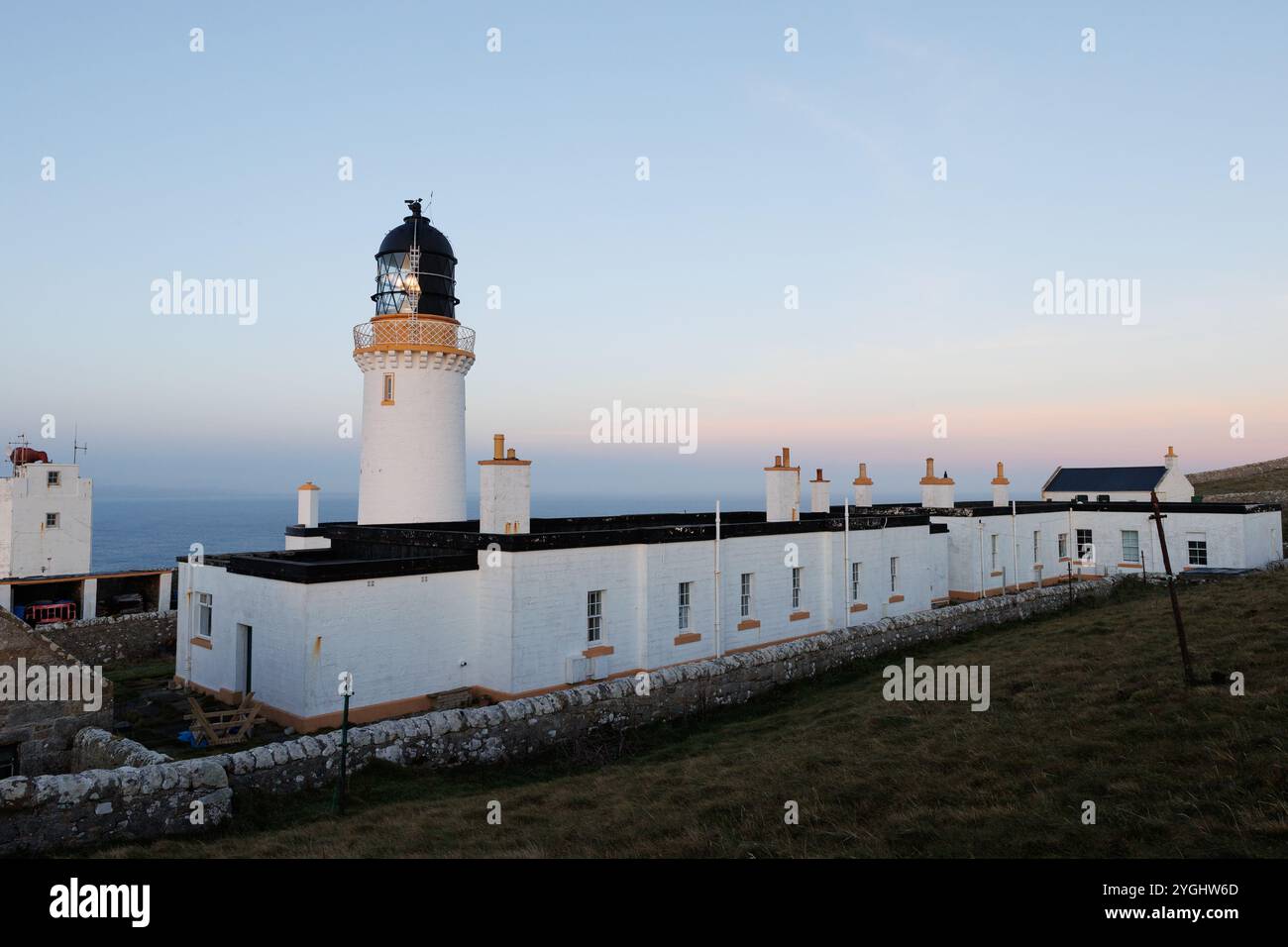 7 novembre 2024, Dunnet Head, Écosse. Le phare de Dunnet Head marque le point le plus septentrional du continent écossais. Buit en 1831, il a été conçu b Banque D'Images