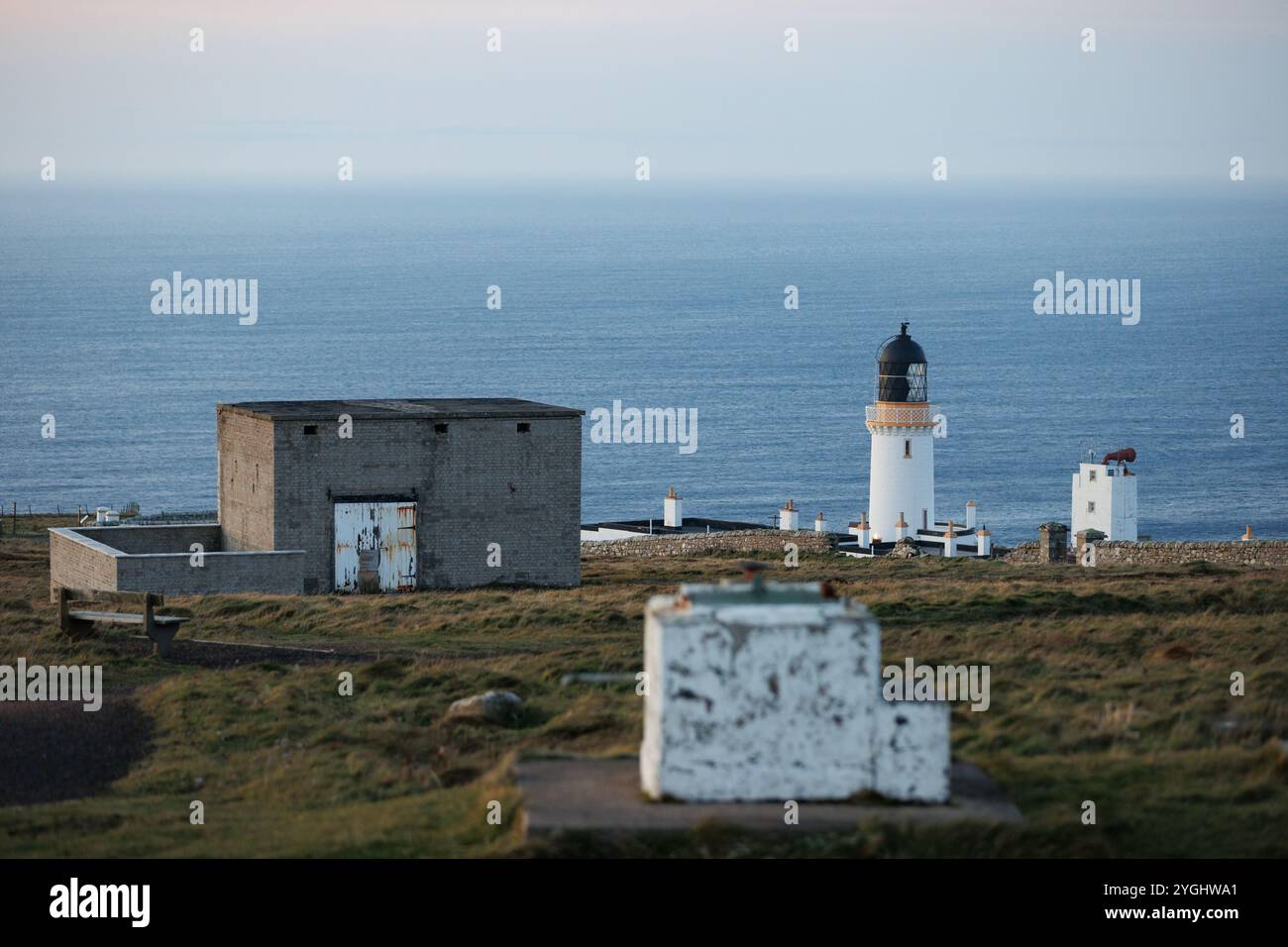 7 novembre 2024, Dunnet Head, Écosse. Bâtiments militaires abandonnés de la seconde Guerre mondiale au phare de Dunnet Head. Banque D'Images