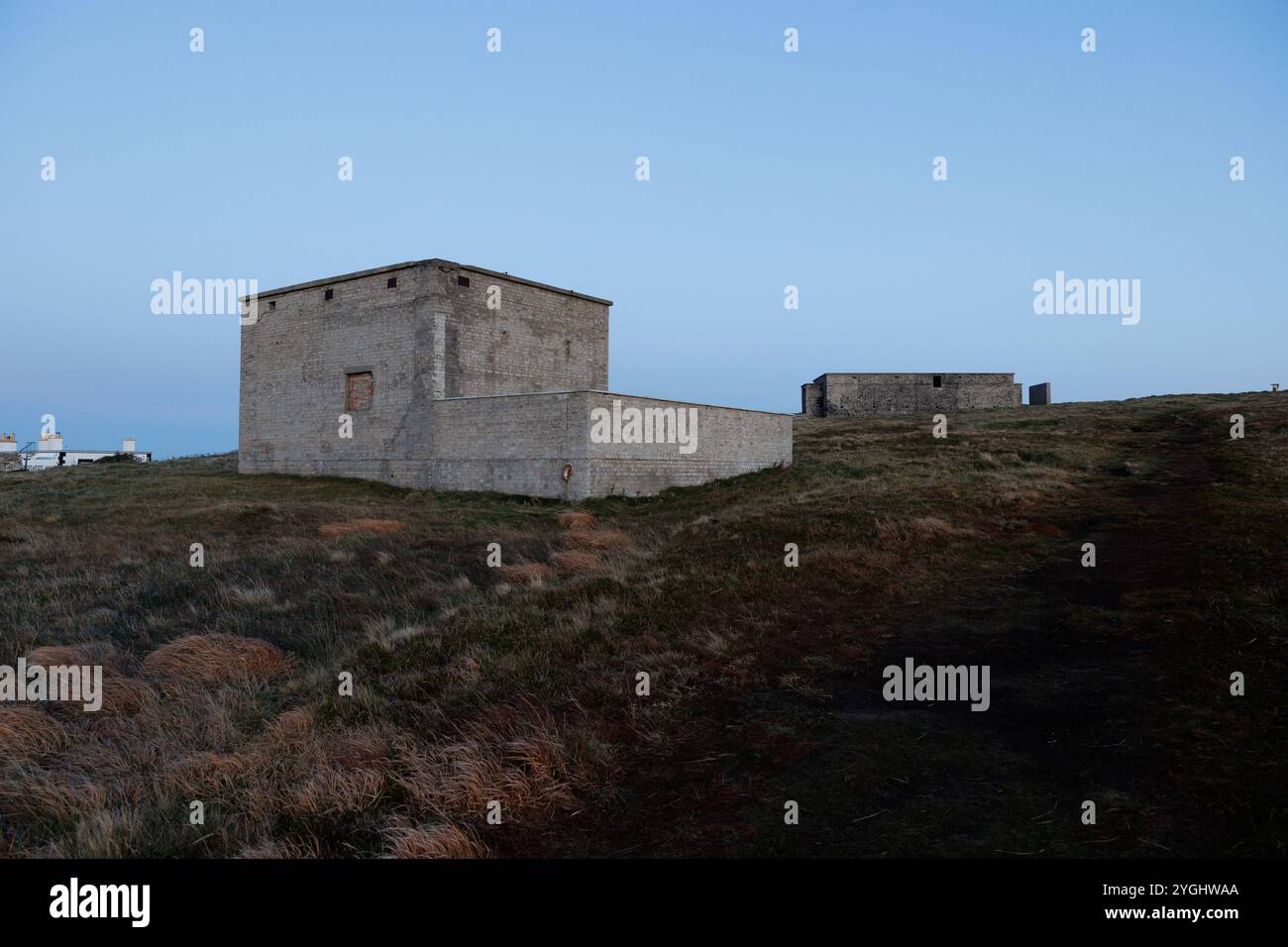 7 novembre 2024, Dunnet Head, Écosse. Bâtiments militaires abandonnés de la seconde Guerre mondiale au phare de Dunnet Head. Banque D'Images