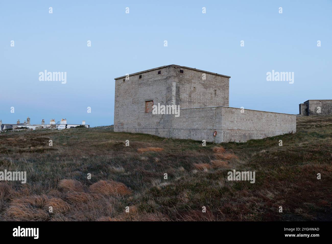 7 novembre 2024, Dunnet Head, Écosse. Bâtiments militaires abandonnés de la seconde Guerre mondiale au phare de Dunnet Head. Banque D'Images