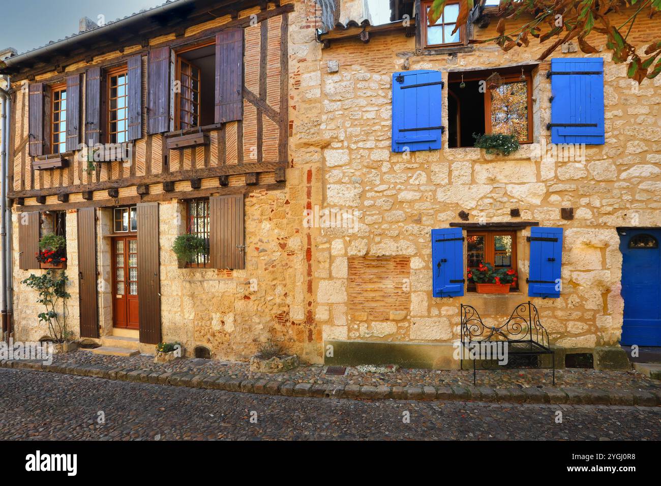 Façade de maisons en pierre avec portes en bois et fenêtres bleues dans la ville de Bergerac, France Banque D'Images