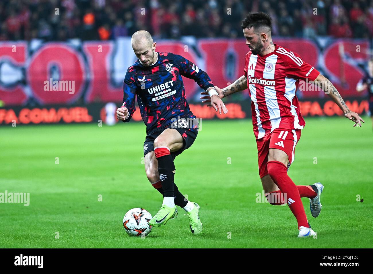 Pirée, Pirée, Grèce. 7 novembre 2024. 18 VÃ CLAV ÄŒERNÃ des Rangers en compétition avec 11 KRISTOFFER VELDE DE l'Olympiacos FC lors de l'Europa League, match 4 entre l'Olympiacos FC et les Rangers au stade Georgios Karaiskakis au Pirée, Grèce, le 7 novembre 2024. (Crédit image : © Stefanos Kyriazis/ZUMA Press Wire) USAGE ÉDITORIAL SEULEMENT! Non destiné à UN USAGE commercial ! Banque D'Images