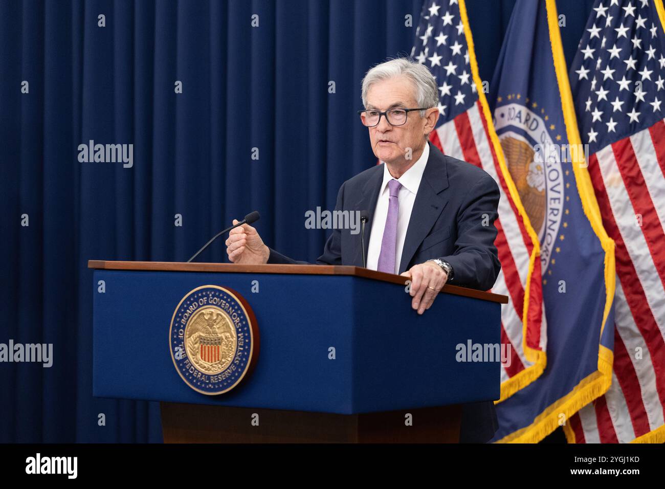 Washington, États-Unis. 7 novembre 2024. Le président de la réserve fédérale américaine, Jerome Powell, assiste à une conférence de presse à Washington, DC, aux États-Unis, le 7 novembre 2024. Jeudi, la réserve fédérale américaine a réduit ses taux d'intérêt de 25 points de base dans un climat de refroidissement de l'inflation et d'affaiblissement du marché du travail, marquant la deuxième baisse de taux dans ce cycle d'assouplissement. Crédit : HU Yousong/Xinhua/Alamy Live News Banque D'Images