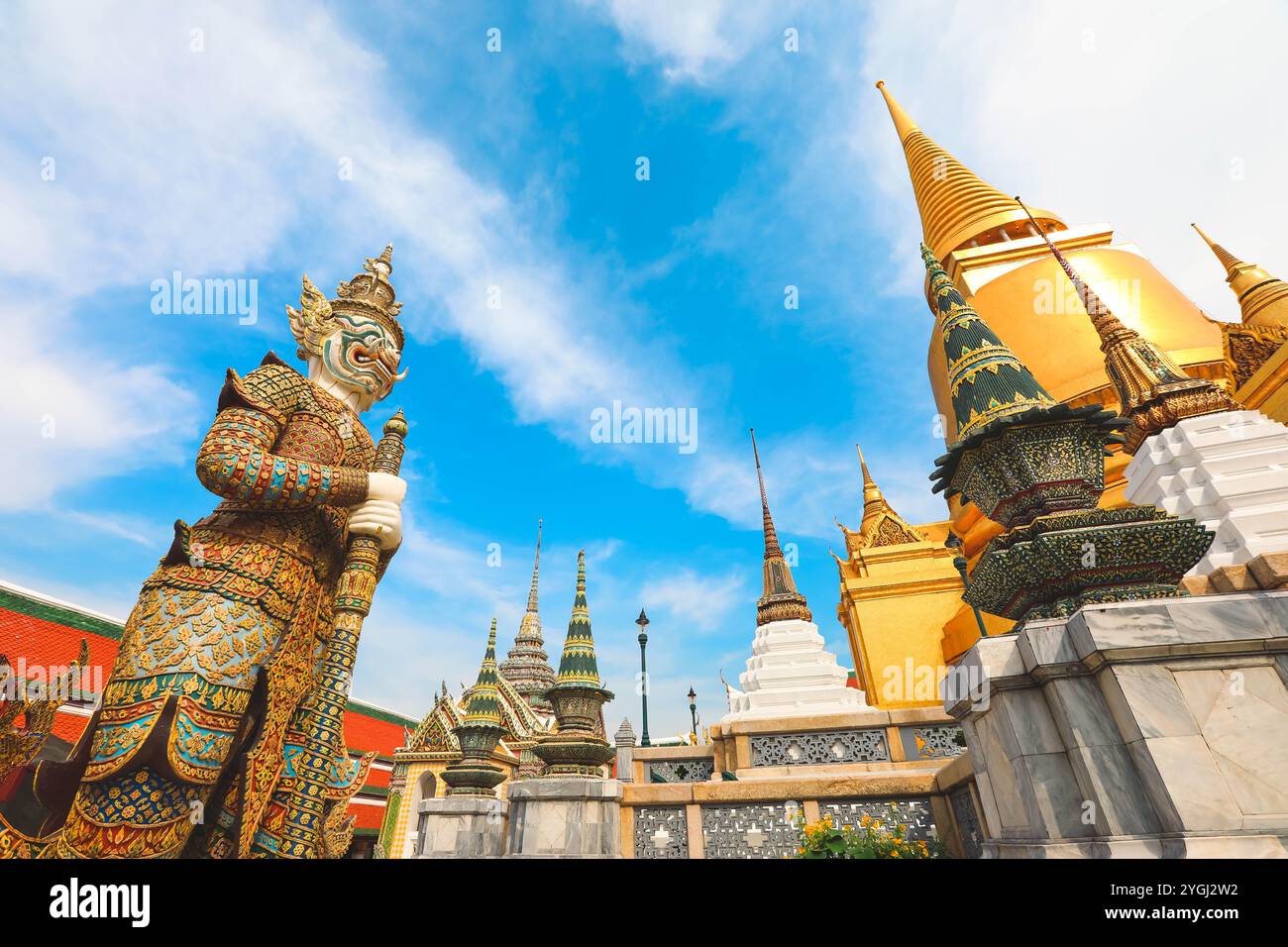 Wat Phra Kaew, temple du Bouddha Émeraude avec ciel bleu, en Asie Thaïlande Bangkok Banque D'Images