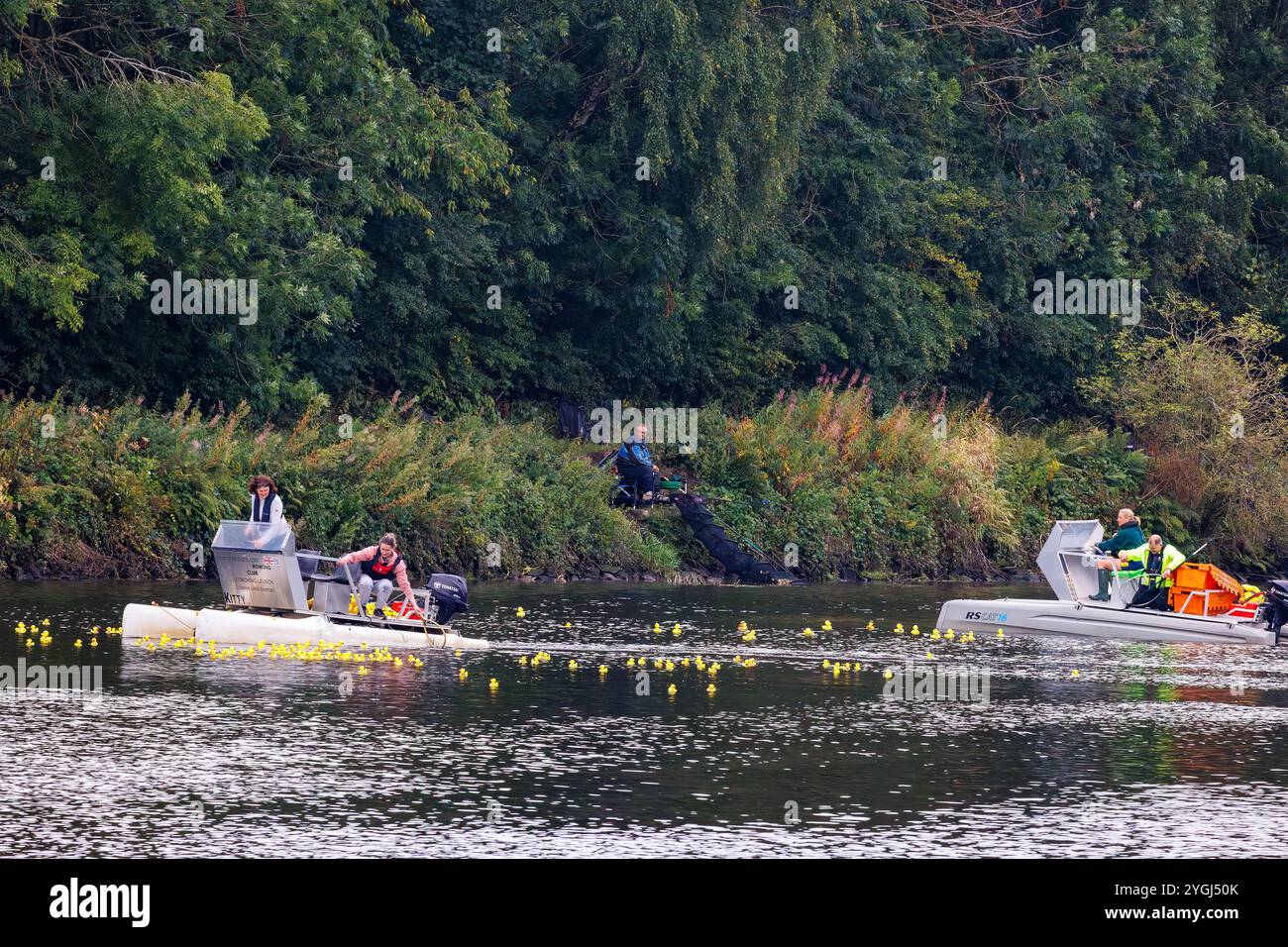 The Great Warrington and Latchford Duck Race 2024 - deux bateaux sont utilisés pour recueillir les canards qui se sont échappés après la ligne d'arrivée Banque D'Images