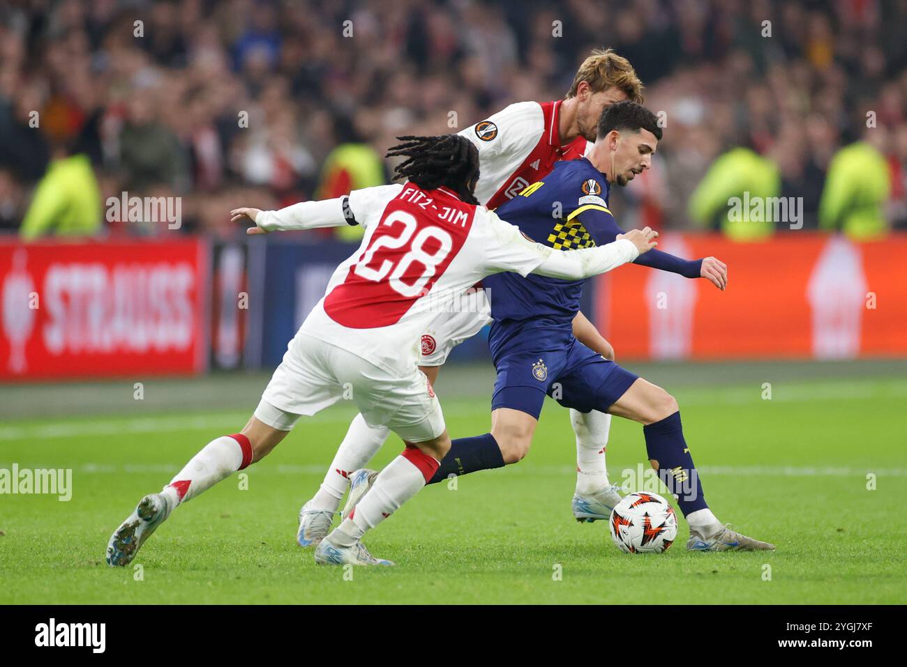 AMSTERDAM, 07-11-2024, JohanCruyff Arena, saison 2024/2025, UEFA Europa League match entre Ajax et Maccabi tel Aviv FC, joueur Ajax Kian Fitz-Jim, joueur Maccabi tel Aviv Dor Turgeman, joueur Ajax Daniele Rugani crédit : Pro Shots/Alamy Live News Banque D'Images