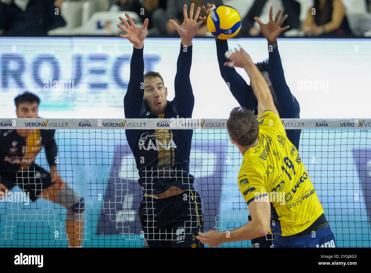 Bloc de Lorenzo cortesia de Rana Verona lors du match entre Rana Verona et Valsa Group Modena, saison régulière de la SuperLega Italian Volleyba Banque D'Images