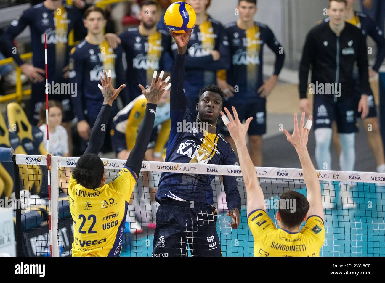 Attaque de Noumory Keita de Rana Verona lors du match entre Rana Verona et Valsa Group Modena, saison régulière du SuperLega Italian Volleyball Banque D'Images