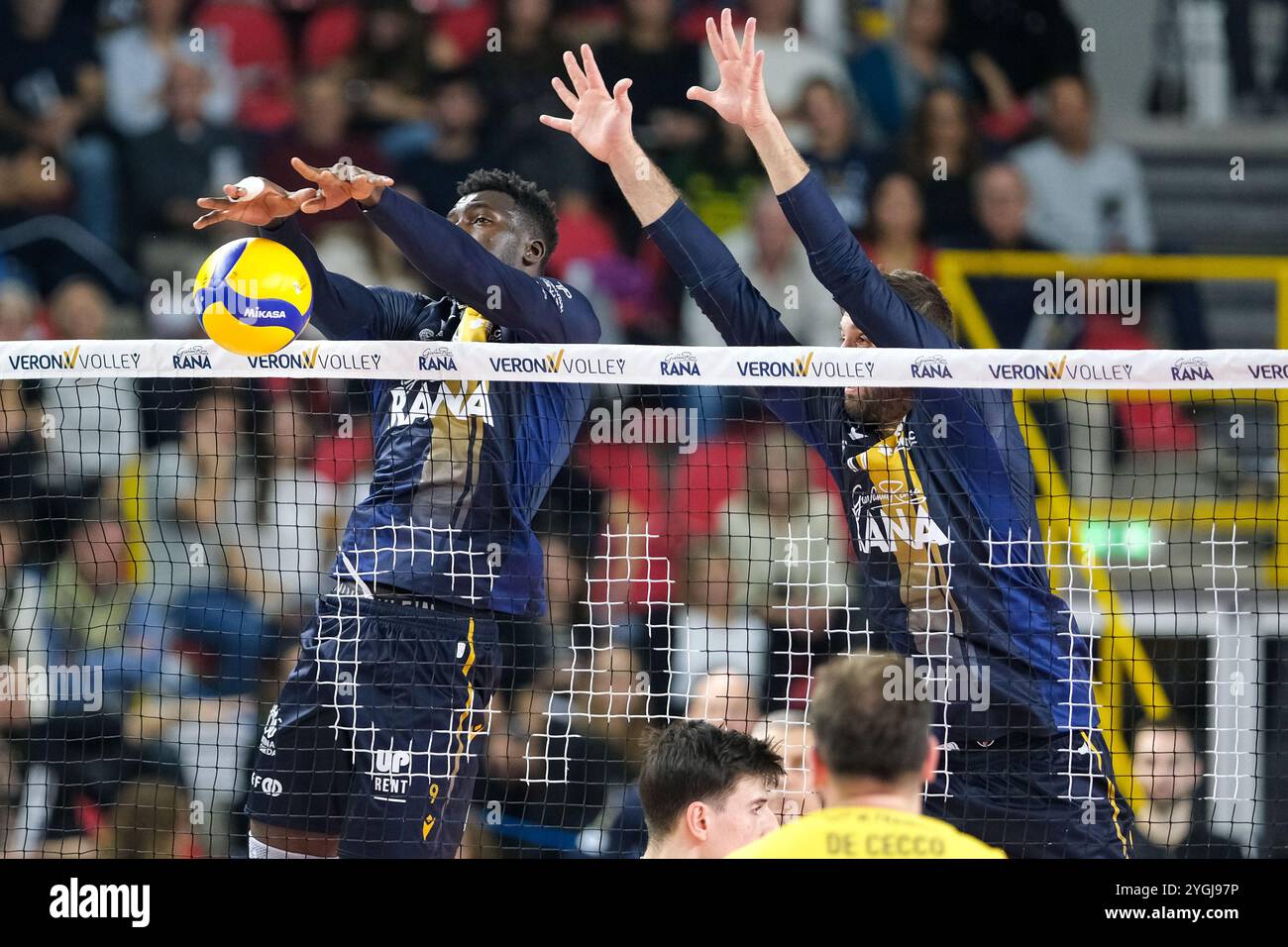 Bloc de Noumory Keita de Rana Verona lors du match entre Rana Verona et Valsa Group Modena, saison régulière de la SuperLega Italian Volleyball Banque D'Images