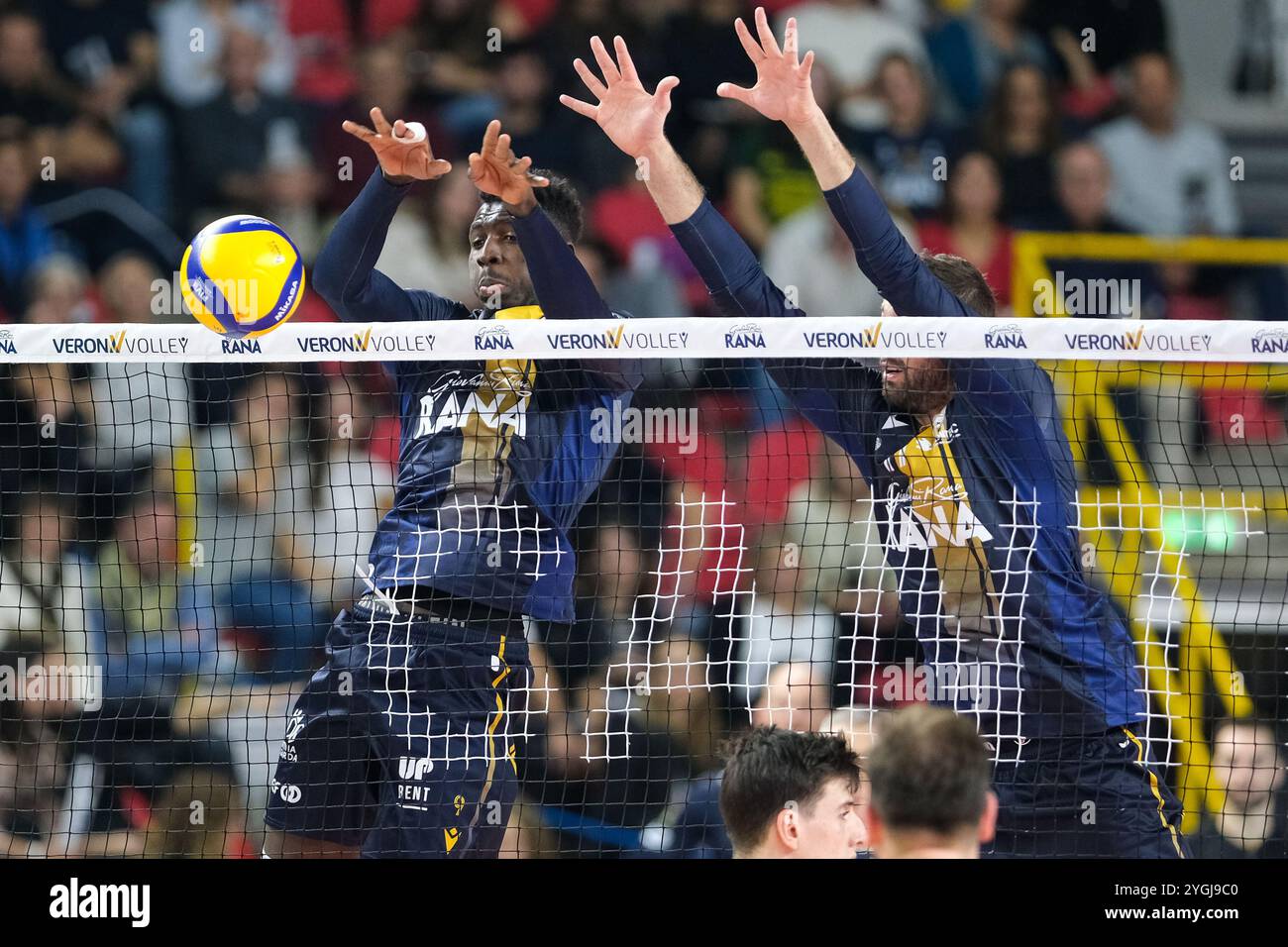 Bloc de Noumory Keita de Rana Verona lors du match entre Rana Verona et Valsa Group Modena, saison régulière de la SuperLega Italian Volleyball Banque D'Images