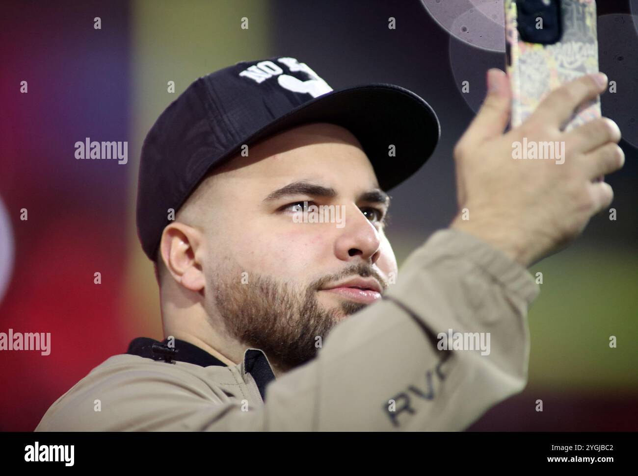 2 novembre 2024 - le comédien Tumua Tuinei sur la touche lors d'un match entre les Bulldogs de Fresno State et les Rainbow Warriors d'Hawaï au stade Valley Children's Stadium à Fresno, CA - Michael Sullivan/CSM Banque D'Images