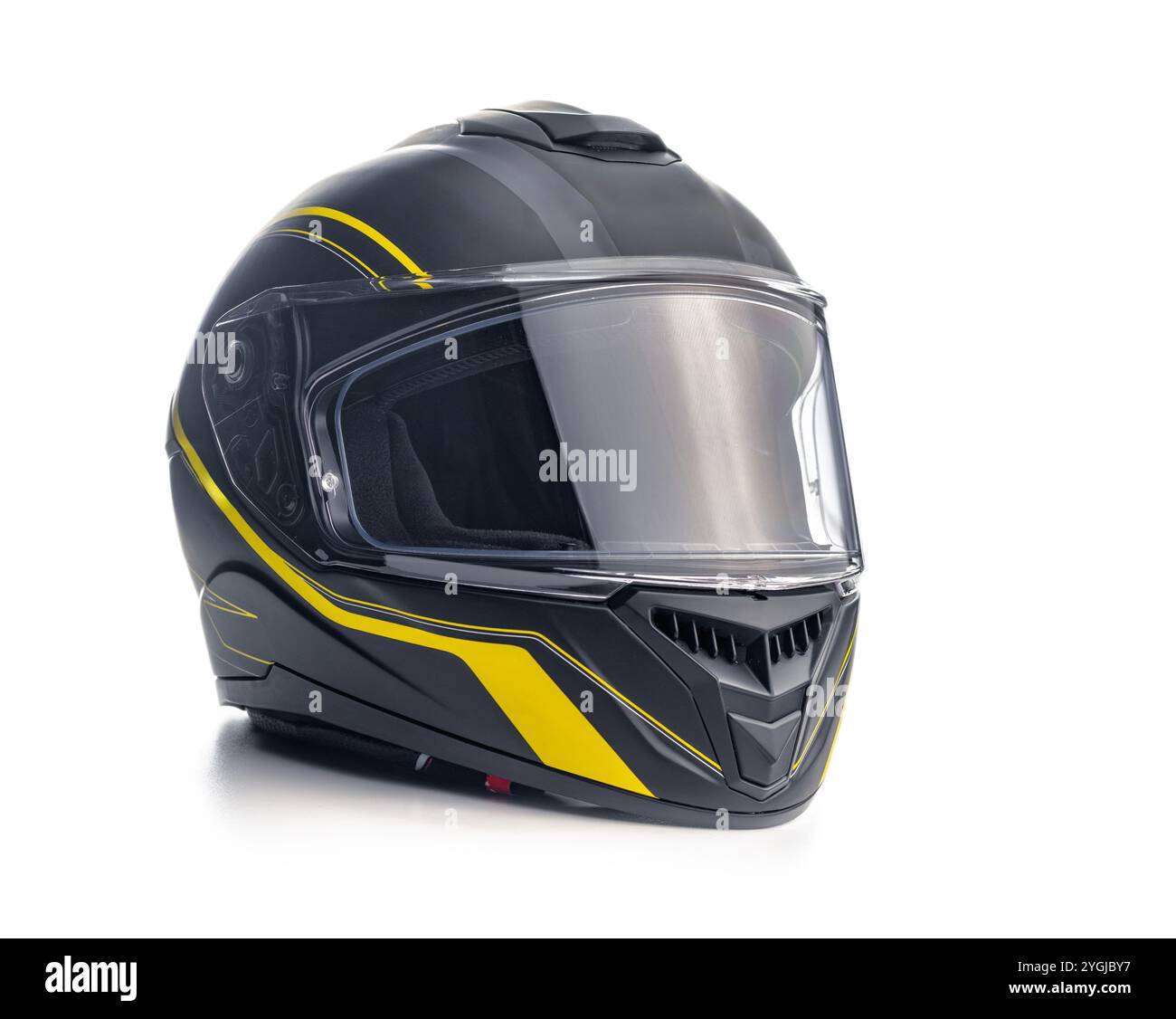 Casque de moto noir isolé sur un fond blanc. Banque D'Images