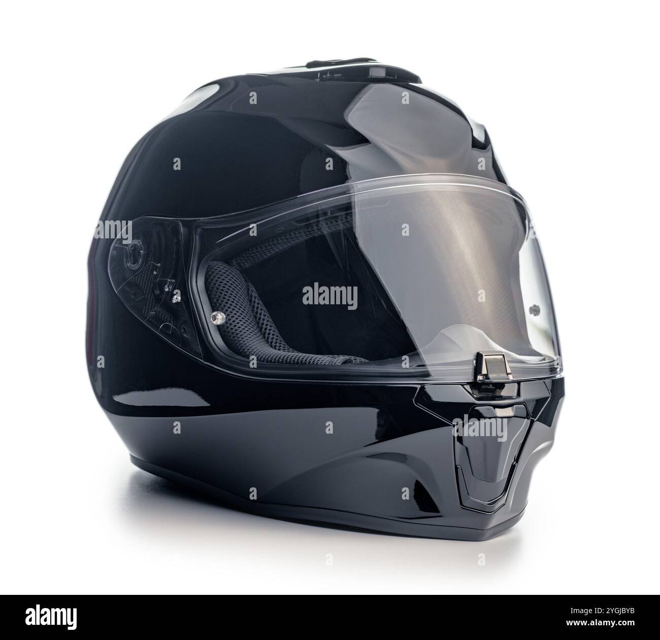 Casque de moto noir isolé sur un fond blanc. Banque D'Images