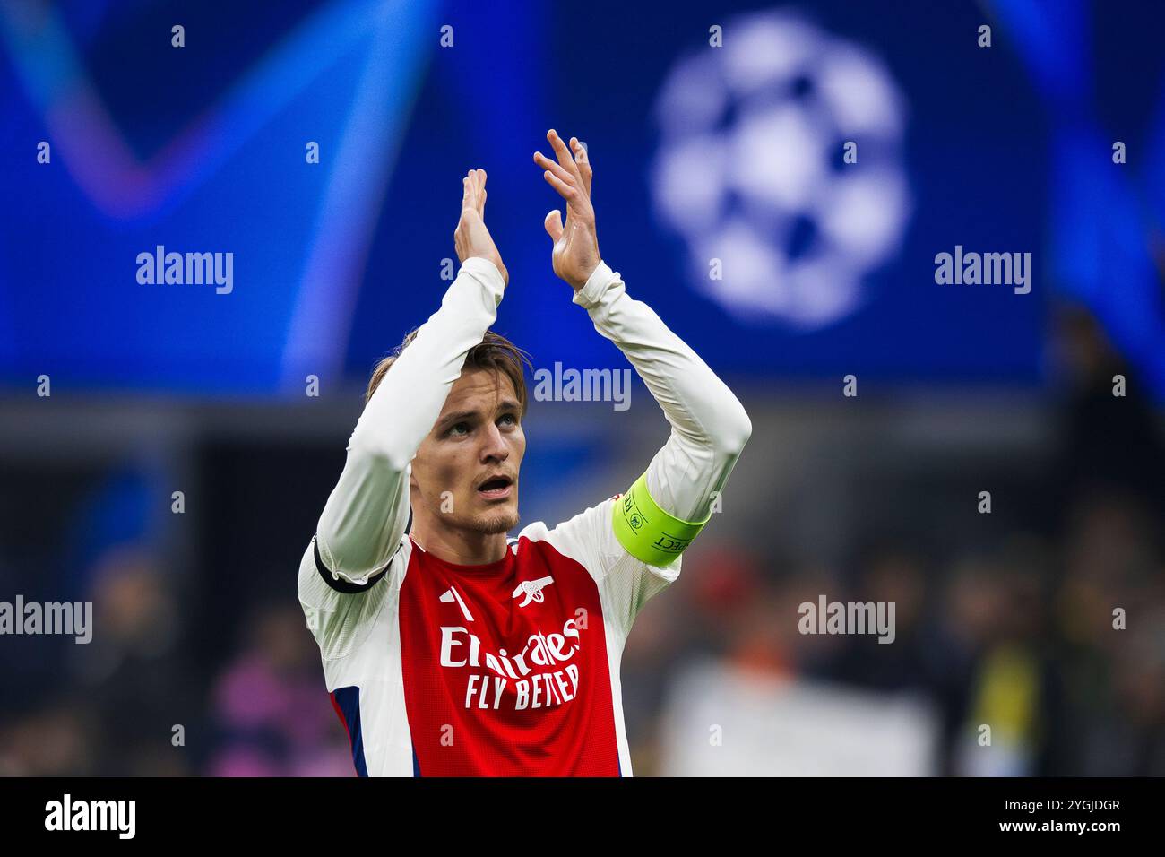 Milan, Italie. 6 novembre 2024. Martin Odegaard de l'Arsenal FC fait un geste à la fin du match de football de la phase de ligue de l'UEFA Champions League 2024/25 entre le FC Internazionale et l'Arsenal FC. Crédit : Nicolò Campo/Alamy Live News Banque D'Images