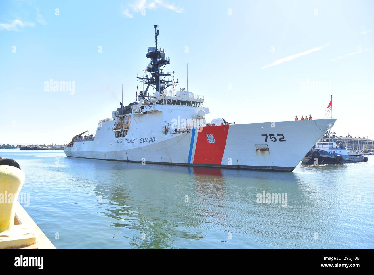 L'équipage du Coast Guard Cutter Stratton (WMSL-752) retourne à son port d'attache d'Alameda, Calif, 4 novembre 2024. L'équipage du Stratton est rentré chez lui après une patrouille maritime de Béring qui a duré plusieurs mois et où il a fait appliquer la loi sur la pêche pour protéger les ressources marines vivantes. (Photo de la Garde côtière américaine par le premier maître Levi Read/publié) Banque D'Images