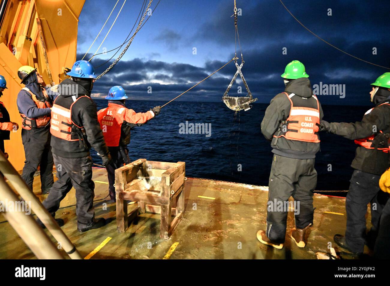 Les membres de l'équipage du Cutter de la Garde côtière américaine Healy (WAGB 20) se préparent à déployer un échantillonneur-grappin Van Veen dans la mer des Tchouktches, oct. 27, 2024. Healy a accueilli des chercheurs postdoctoraux et des membres du corps professoral juniors de divers établissements pendant la deuxième phase du déploiement dans l'Arctique, soutenant le projet de formation des scientifiques en début de carrière polaire financé par la FNS, avec la contribution de la NOAA et de la Garde côtière offrant des possibilités de formation et de recherche dans les zones opérationnelles des mers des Chukchi et de Beaufort et dans la zone de glace marginale. Photo de la Garde côtière américaine par le premier maître Matt Mas Banque D'Images