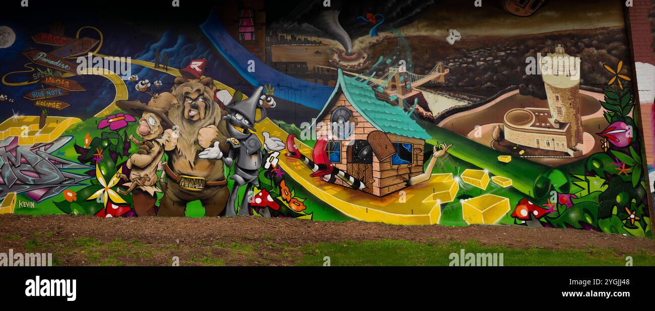 Détail d'une murale de 50 mètres créée par des artistes de rue locaux à Bristol pour célébrer les 30 ans du label indépendant Metalheadz drum and bass Banque D'Images