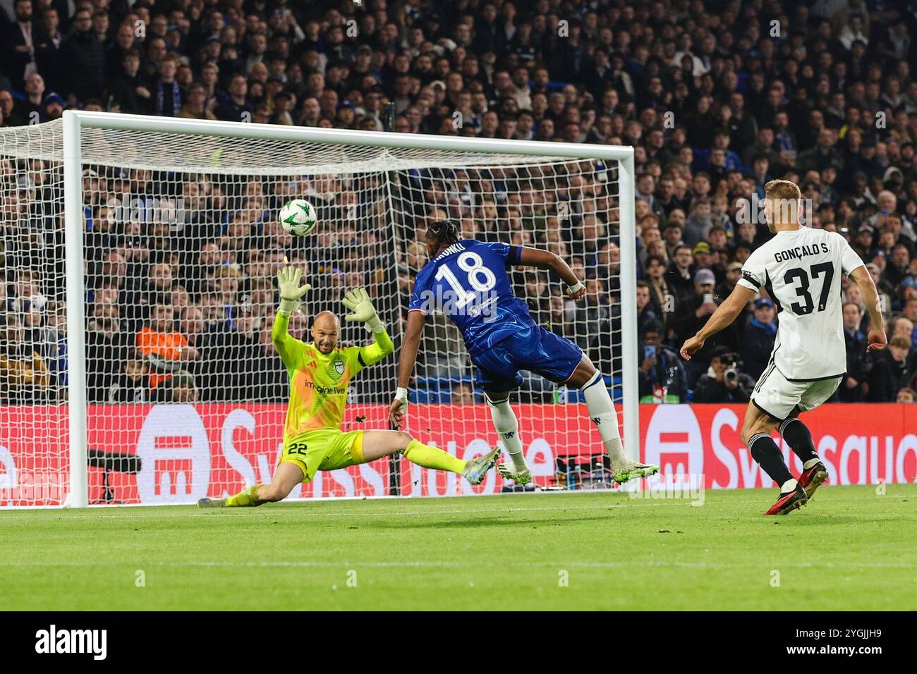 LONDRES, Royaume-Uni - 7 novembre 2024 : Christopher Nkunku de Chelsea tire pendant le match de l'UEFA Conference League entre le Chelsea FC et Noah à Stamford Bridge (crédit : Craig Mercer/ Alamy Live News) Banque D'Images LONDRES, Royaume-Uni - 7 novembre 2024 : Christopher Nkunku de Chelsea tire pendant le match de l'UEFA Conference League entre le Chelsea FC et Noah à Stamford Bridge (crédit : Craig Mercer/ Alamy Live News) Banque D'Images