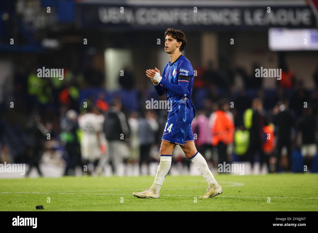 LONDRES, Royaume-Uni - 7 novembre 2024 : Joao Felix de Chelsea applaudit les supporters après le match de l'UEFA Conference League entre le Chelsea FC et Noah à Stamford Bridge (crédit : Craig Mercer/ Alamy Live News) Banque D'Images LONDRES, Royaume-Uni - 7 novembre 2024 : Joao Felix de Chelsea applaudit les supporters après le match de l'UEFA Conference League entre le Chelsea FC et Noah à Stamford Bridge (crédit : Craig Mercer/ Alamy Live News) Banque D'Images