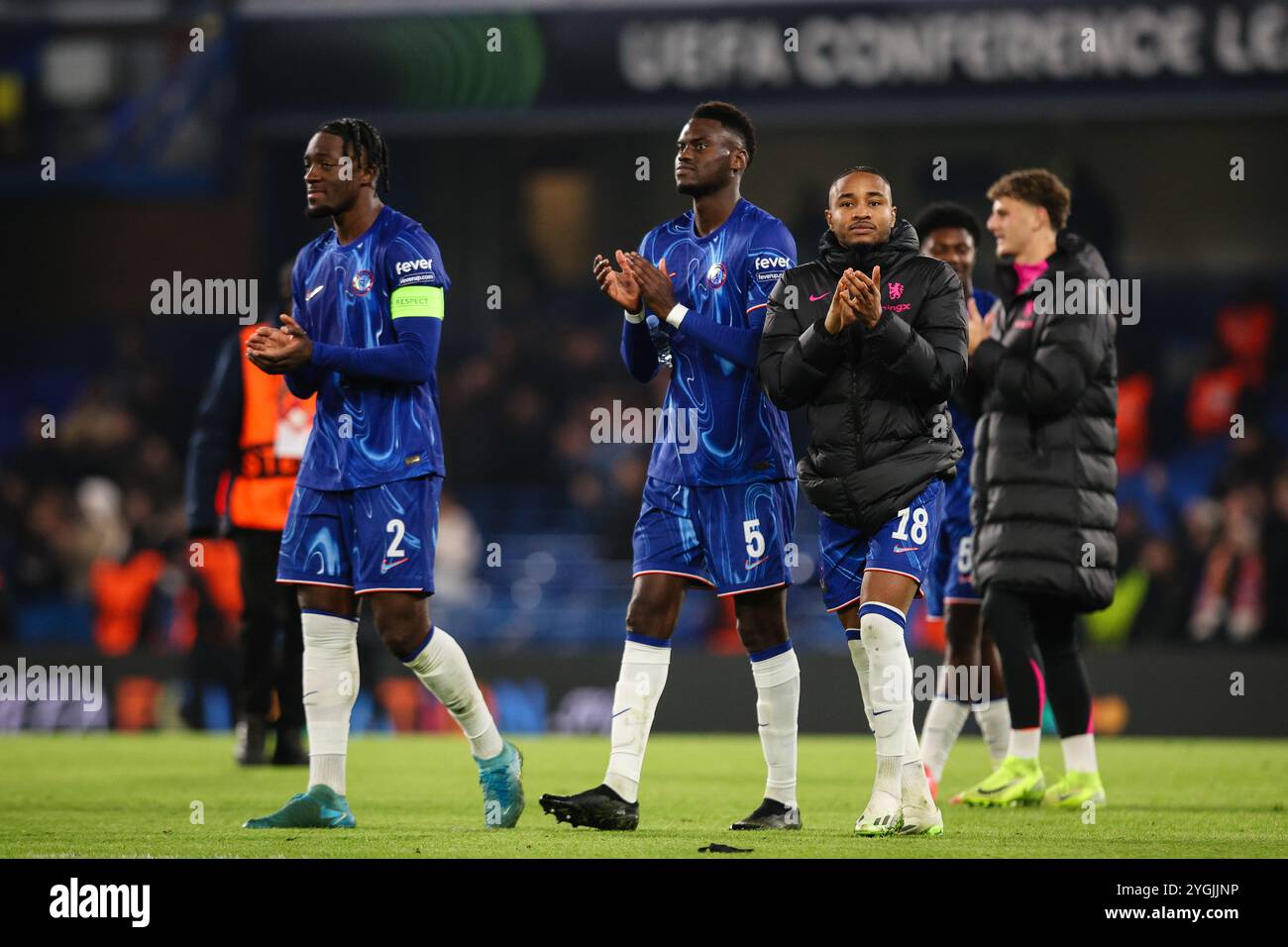 LONDRES, Royaume-Uni - 7 novembre 2024 : les joueurs de Chelsea applaudissent les supporters après le match de l'UEFA Conference League entre le Chelsea FC et Noah à Stamford Bridge (crédit : Craig Mercer/ Alamy Live News) Banque D'Images LONDRES, Royaume-Uni - 7 novembre 2024 : les joueurs de Chelsea applaudissent les supporters après le match de l'UEFA Conference League entre le Chelsea FC et Noah à Stamford Bridge (crédit : Craig Mercer/ Alamy Live News) Banque D'Images