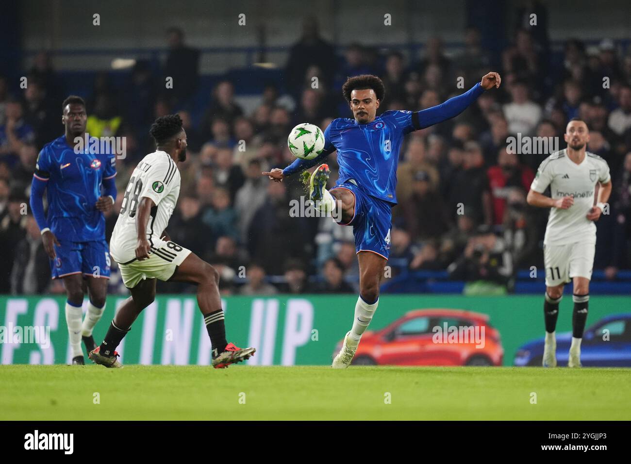 Renato Veiga de Chelsea (au centre droit) et Yan Eteki de Noah (au centre gauche) s'affrontent pour le ballon lors du match de l'UEFA Europa Conference League à Stamford Bridge, Londres. Date de la photo : jeudi 7 novembre 2024. Banque D'Images