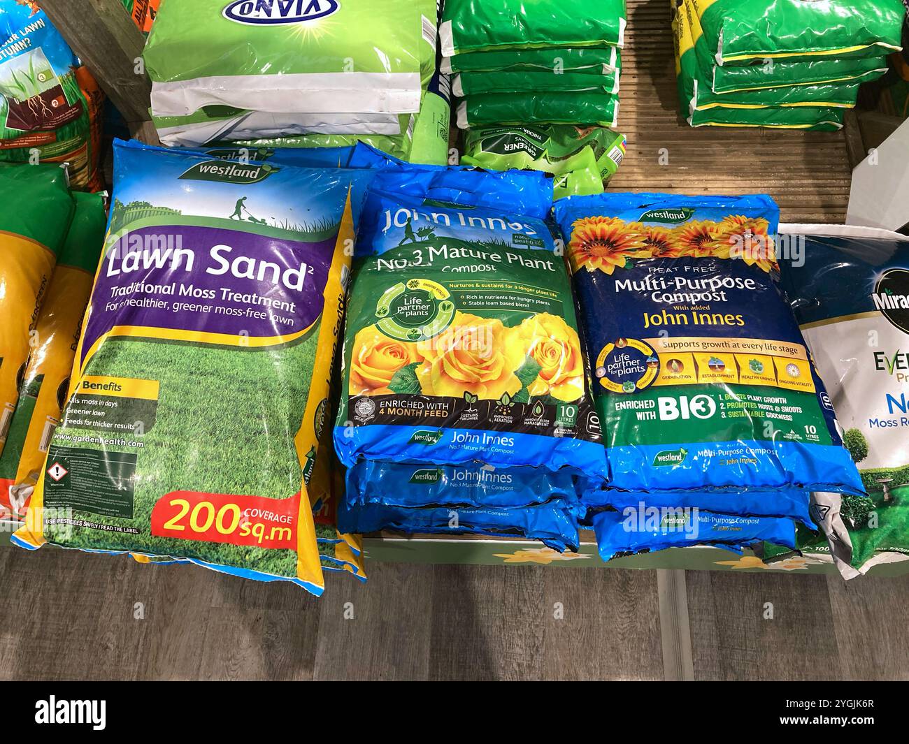 Sacs de compost polyvalent et de sable de pelouse à vendre au centre de jardinage local - Image de stock capturée avec un smartphone