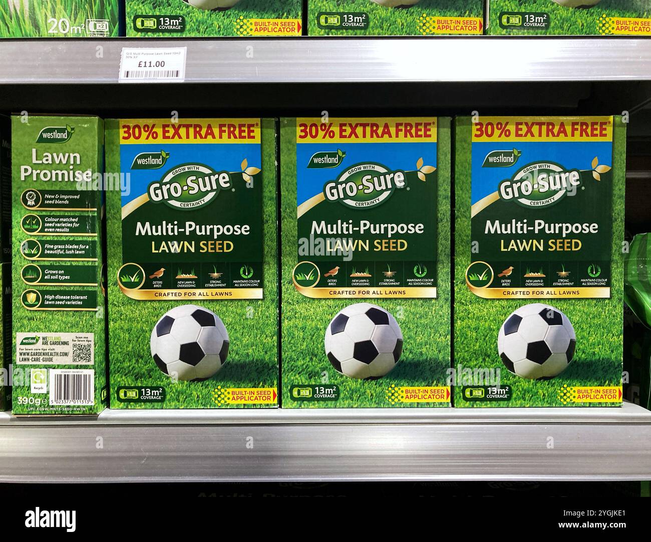 Boîtes de graines de pelouse à vendre au centre de jardinage local - Image de stock capturée avec un smartphone