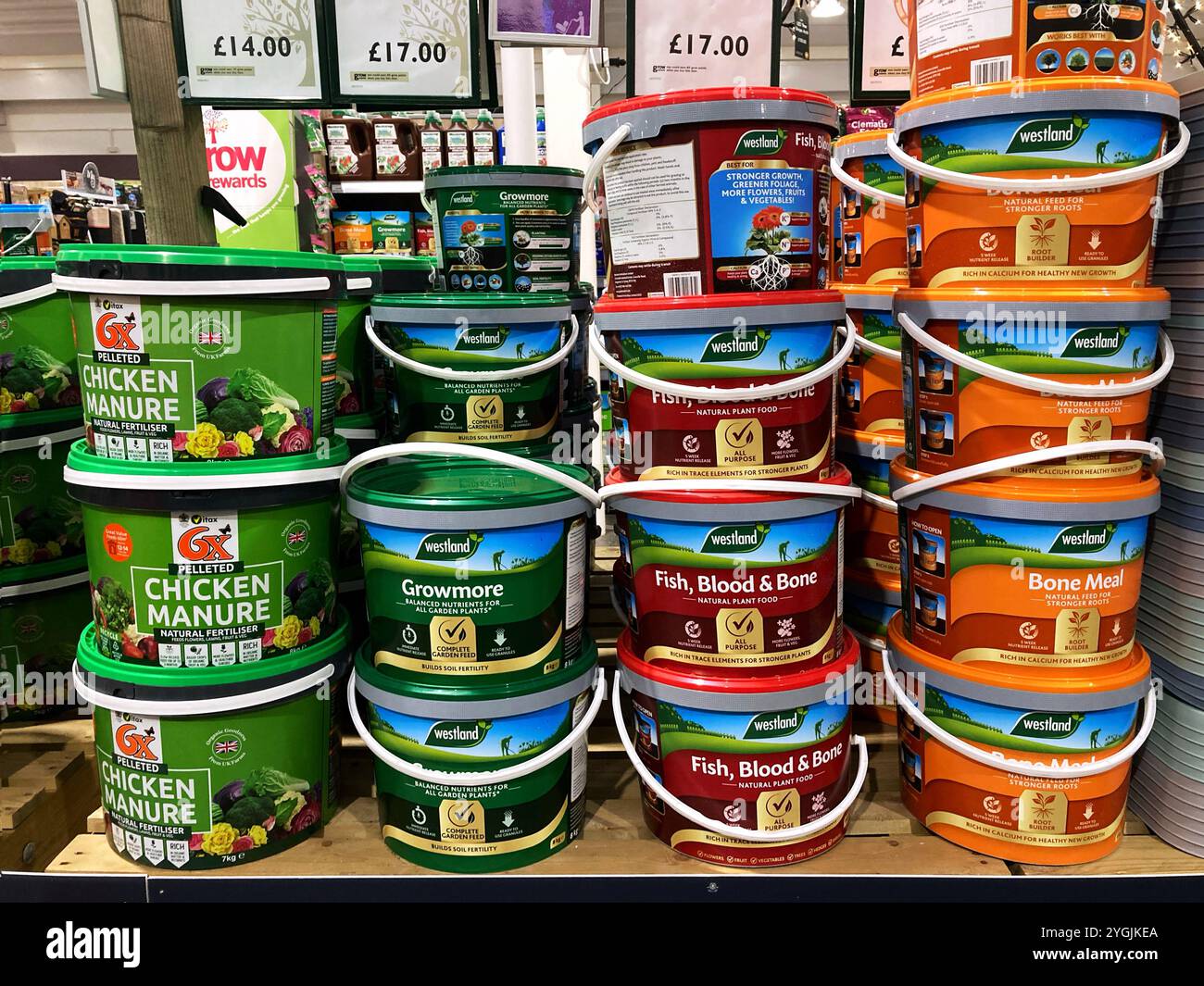Bacs de fumier de poulet en granulés, farine de sang et d'os de poisson et engrais à base de farine d'os en vente au centre de jardinage - Image de stock capturée avec un smartphone