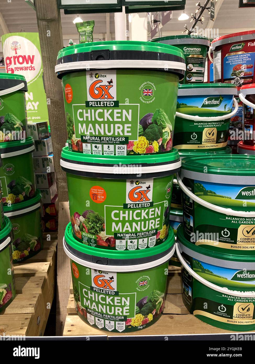 Bacs d'engrais granulés pour fumier de poulet en vente au centre de jardinage - Image de stock capturée avec un smartphone