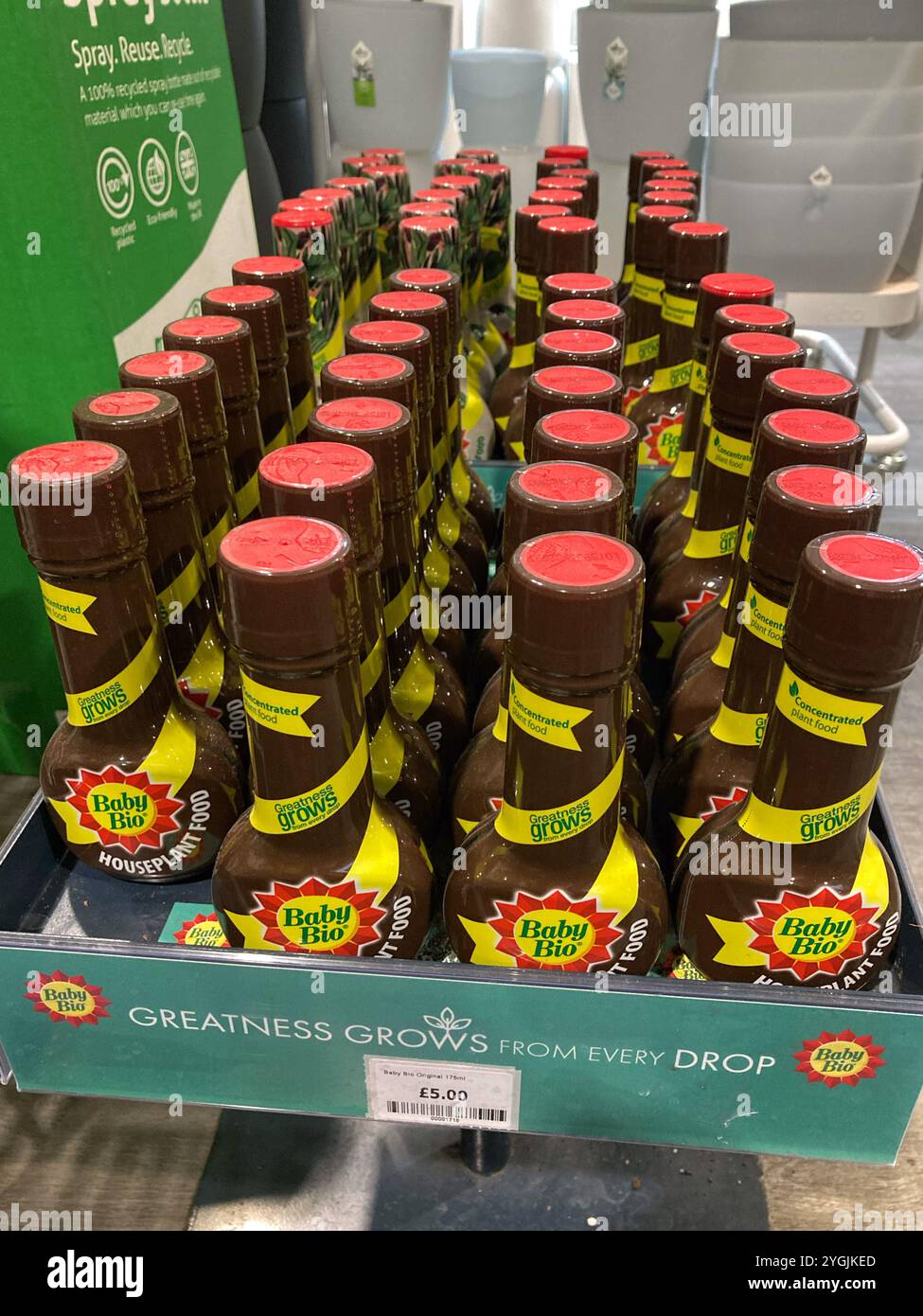 Nourriture pour plantes d'intérieur Baby Bio à vendre au centre de jardinage local - Image de stock capturée avec un smartphone