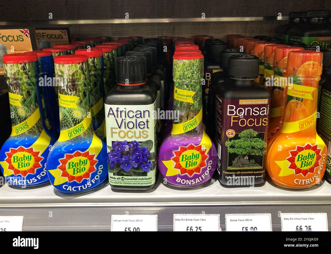 Une sélection d'aliments pour plantes à vendre au centre de jardinage local - Image de stock capturée avec un smartphone