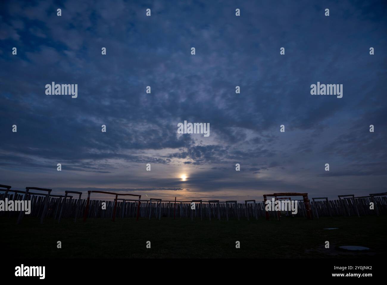 Super lune illumine le sanctuaire annulaire de Pömmelte, Pömmelte, Saxe-Anhalt, Allemagne Banque D'Images