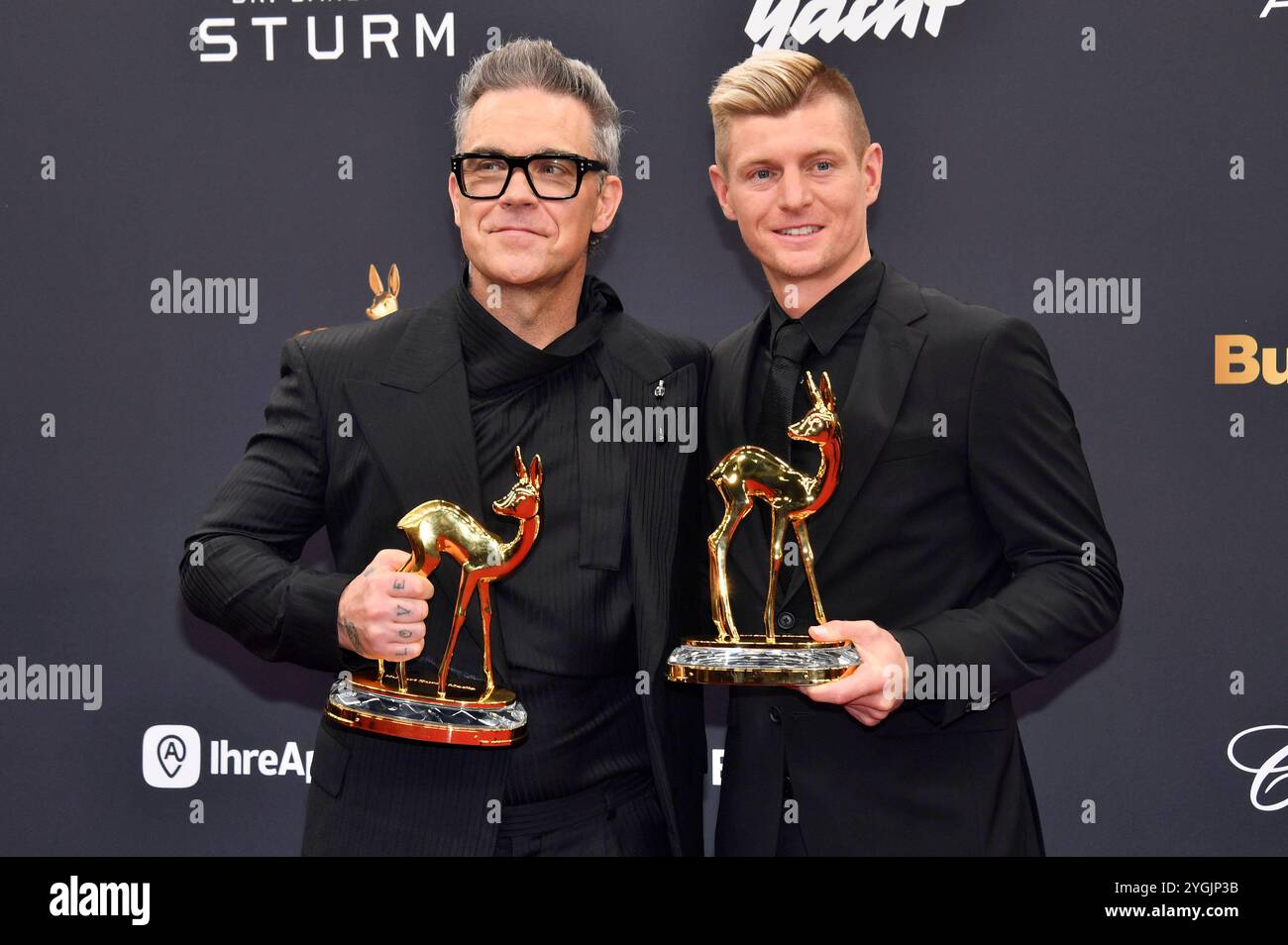 Robbie Williams und Toni Kroos BEI der 76. Bambi-Verleihung 2024 in den Bavaria Filmstudios. München, 07.11.2024 *** Robbie Williams et Toni Kroos aux Bambi Awards 76 2024 aux Bavaria Filmstudios Munich, 07 11 2024 Foto:xs.xSpöttelx/xFuturexImagex bambi2024_0397 Banque D'Images
