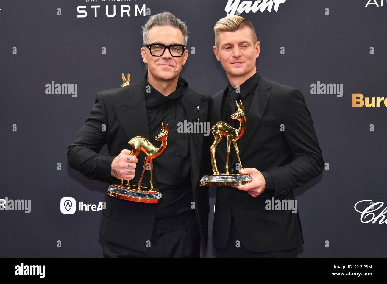 Robbie Williams und Toni Kroos BEI der 76. Bambi-Verleihung 2024 in den Bavaria Filmstudios. München, 07.11.2024 *** Robbie Williams et Toni Kroos aux Bambi Awards 76 2024 aux Bavaria Filmstudios Munich, 07 11 2024 Foto:xs.xSpöttelx/xFuturexImagex bambi2024_0412 Banque D'Images