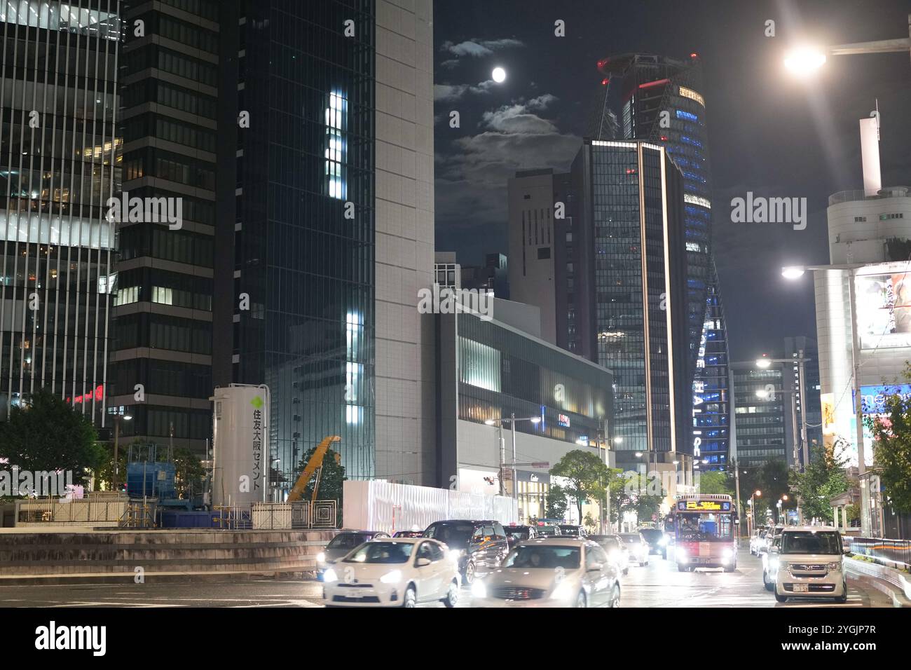 Scène nocturne bondée devant la gare de Nagoya dans le quartier de Nakamura, Nagoya, préfecture d'Aichi, Japon, pendant l'été 2026 à Obon. Banque D'Images