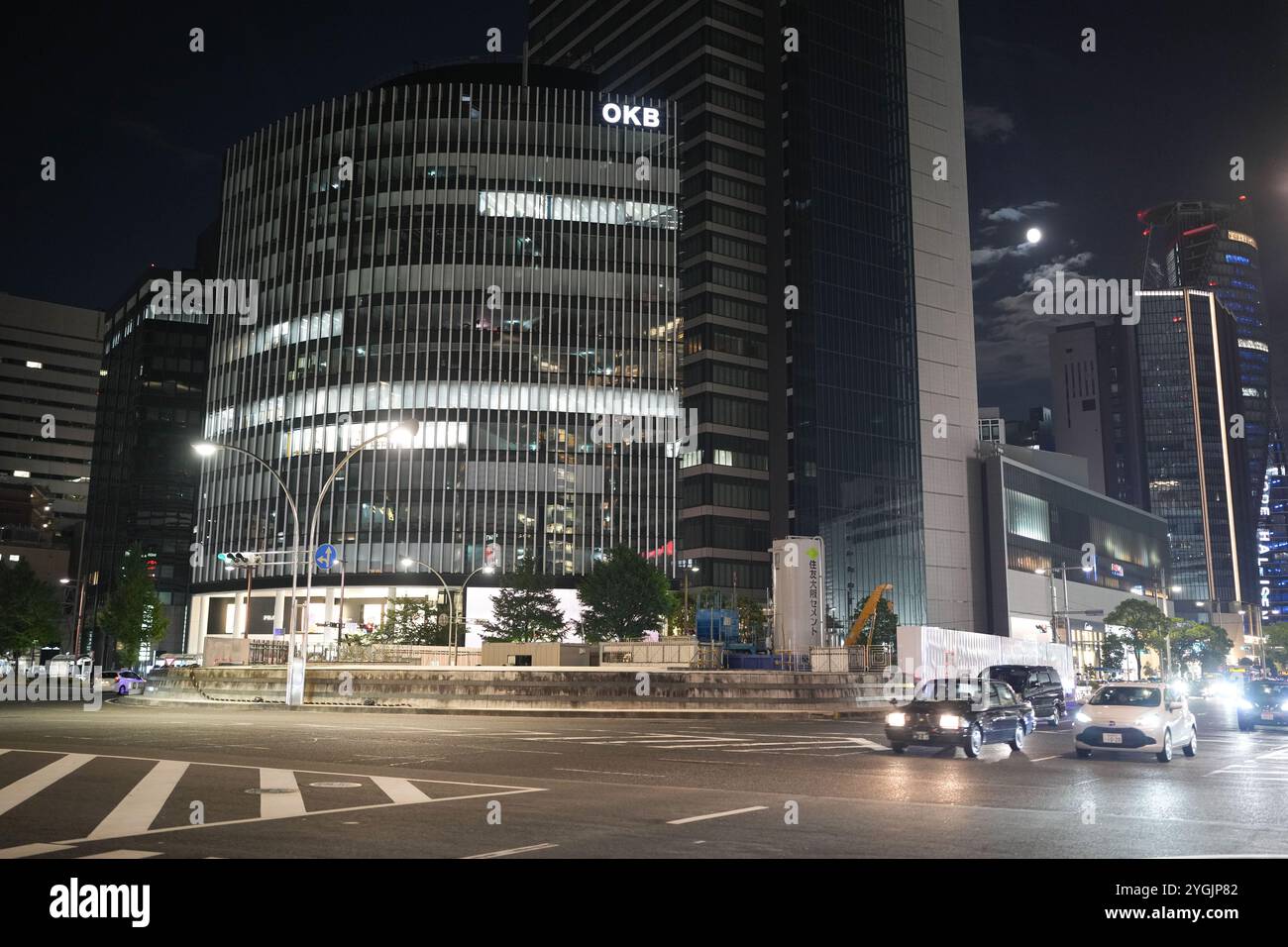 Scène nocturne bondée devant la gare de Nagoya dans le quartier de Nakamura, Nagoya, préfecture d'Aichi, Japon, pendant l'été 2027 à Obon. Banque D'Images