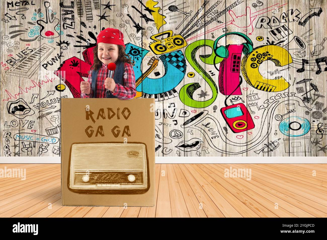 Enfant comme disc-jockey se tient dans une boîte avec un microphone Banque D'Images