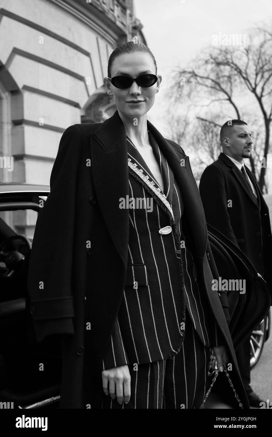 Karlie Kloss quitte le défilé de Schiaparelli lors de la Fashion week SS24 à Paris (photo Bruno Ngarukiye) Banque D'Images