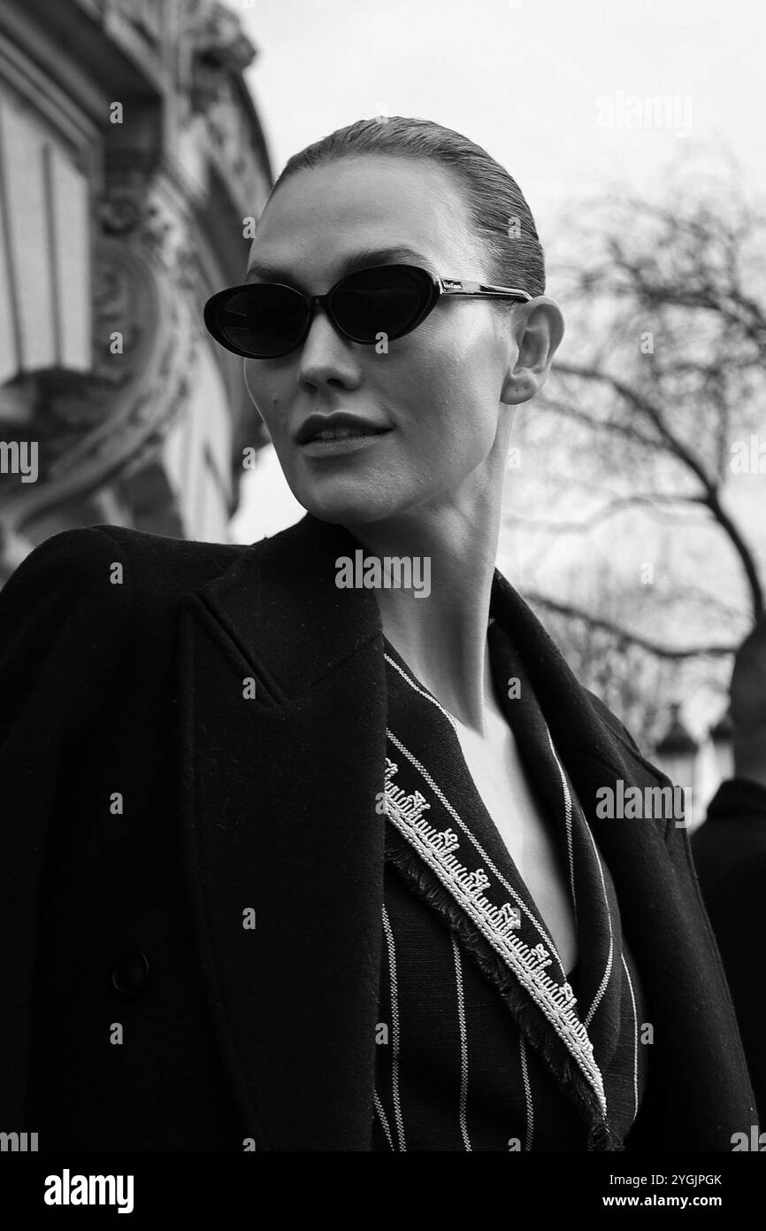 Karlie Kloss quitte le défilé de Schiaparelli lors de la Fashion week SS24 à Paris (photo Bruno Ngarukiye) Banque D'Images