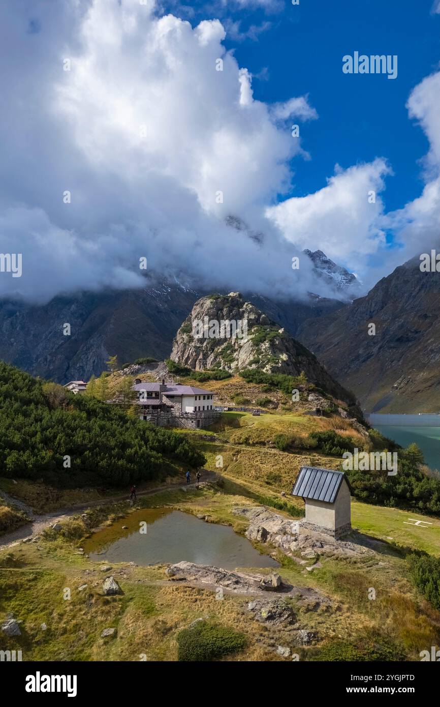 Vue aérienne du lac artificiel de Barbellino et d'une petite chapelle. Valbondione, Vallée de la Seriana, Lombardie, province de Bergame, Italie Banque D'Images