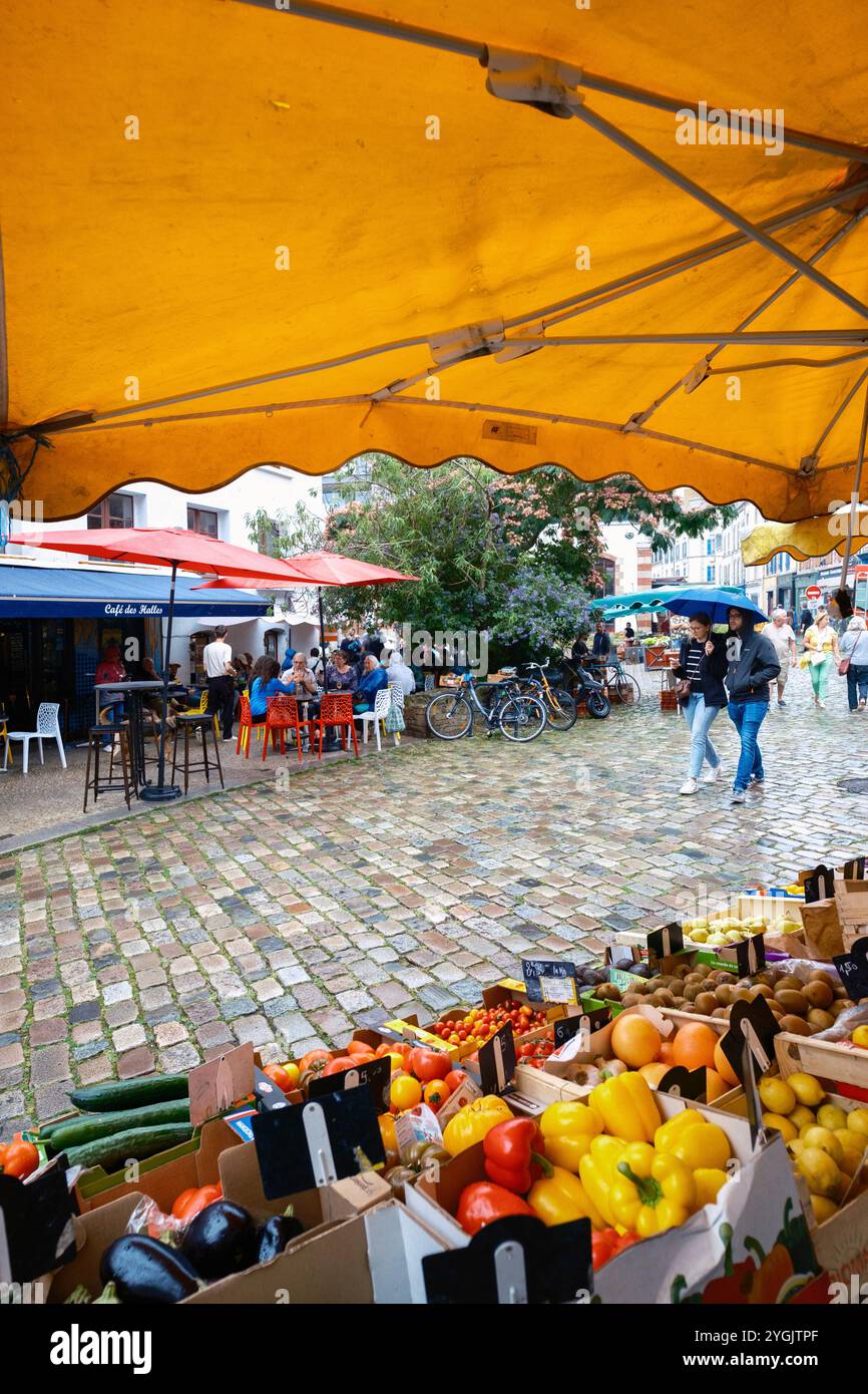 Marché français à Douarnenez sous la pluie Banque D'Images