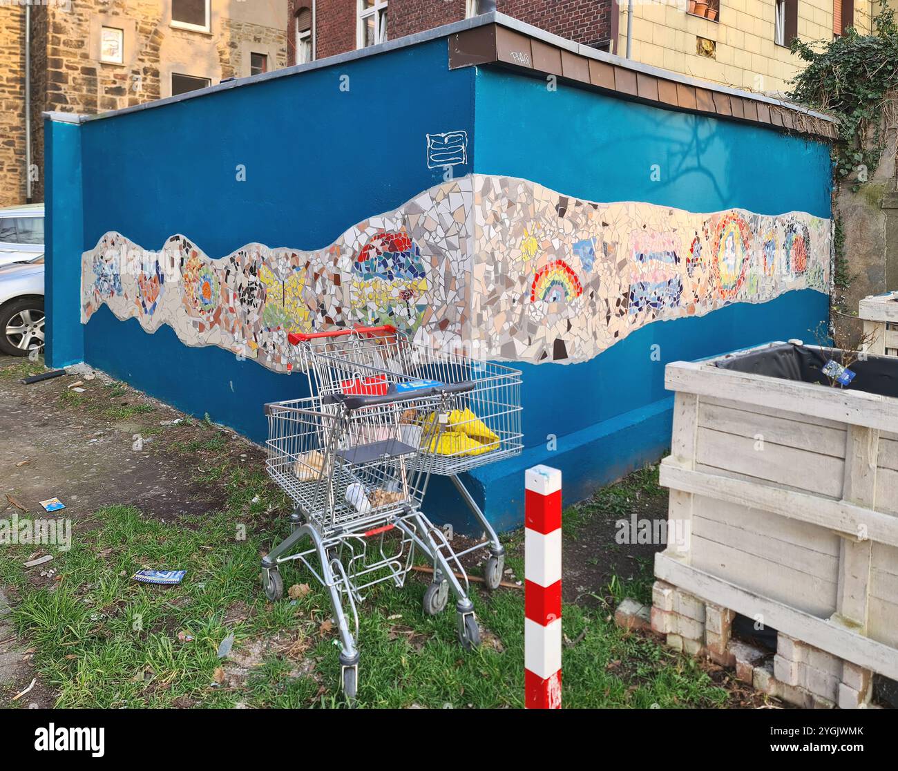 Chariots abandonnés devant un mur de garage conçu artistiquement, Allemagne Banque D'Images