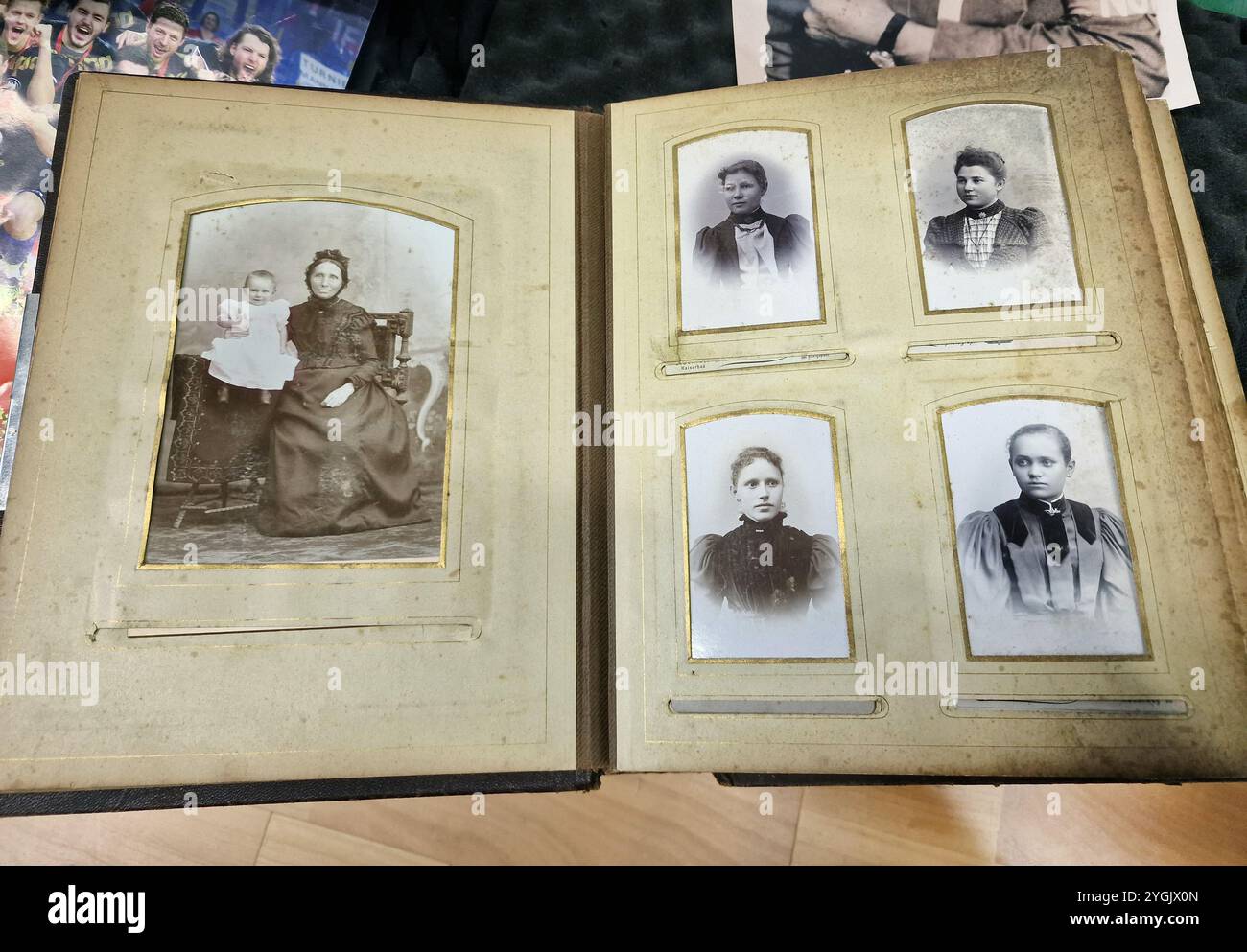 Un regard sur un vieil album de famille Banque D'Images